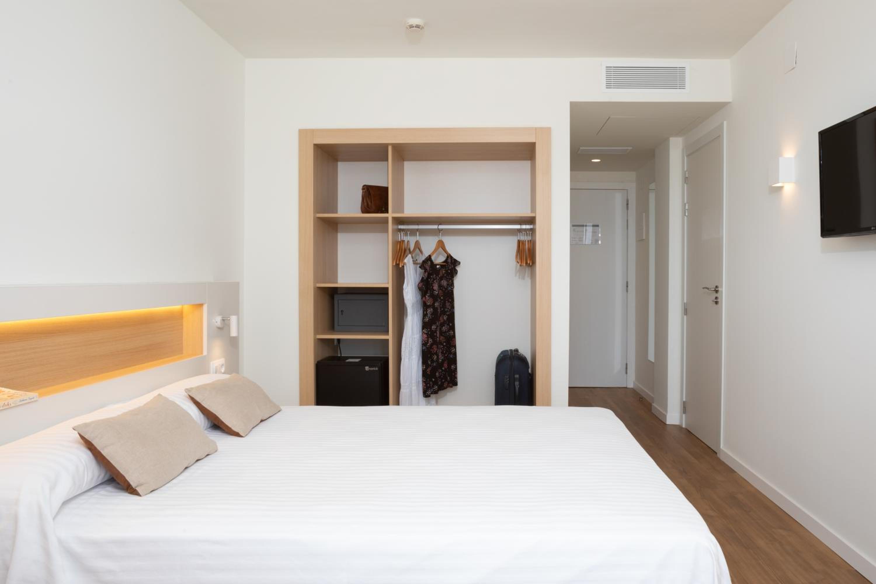 Double or Twin Room - Photo 7