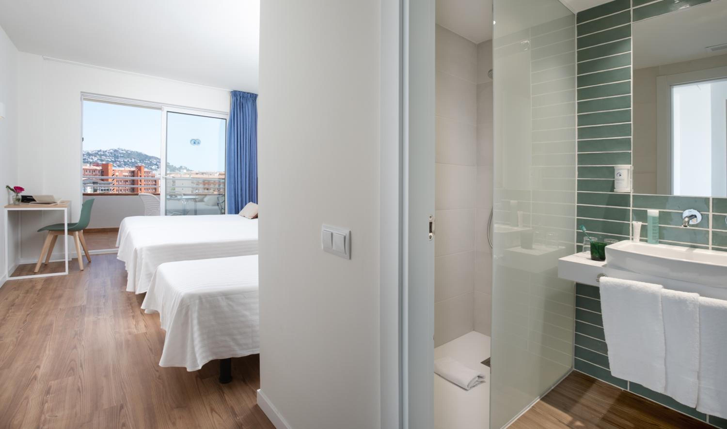 Double Room (2 Adults + 1 Child) - Photo 13