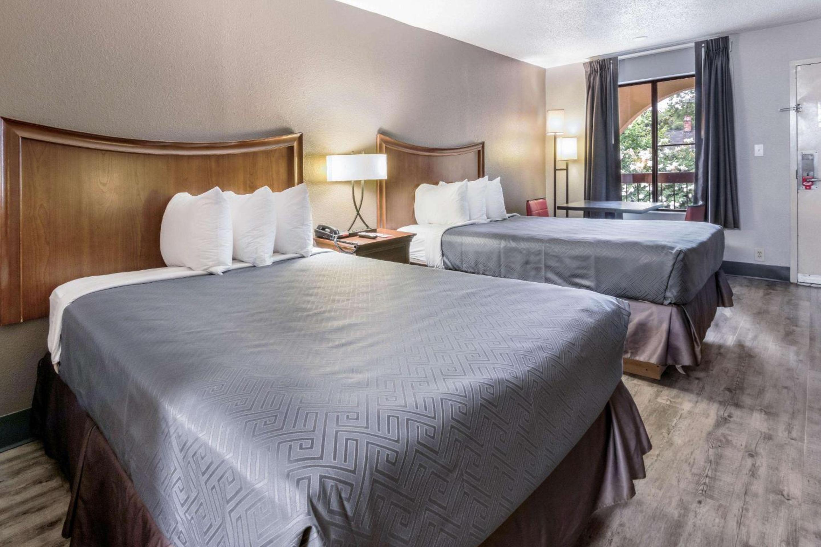 Double Room with Two Double Beds - Smoking - Photo 1