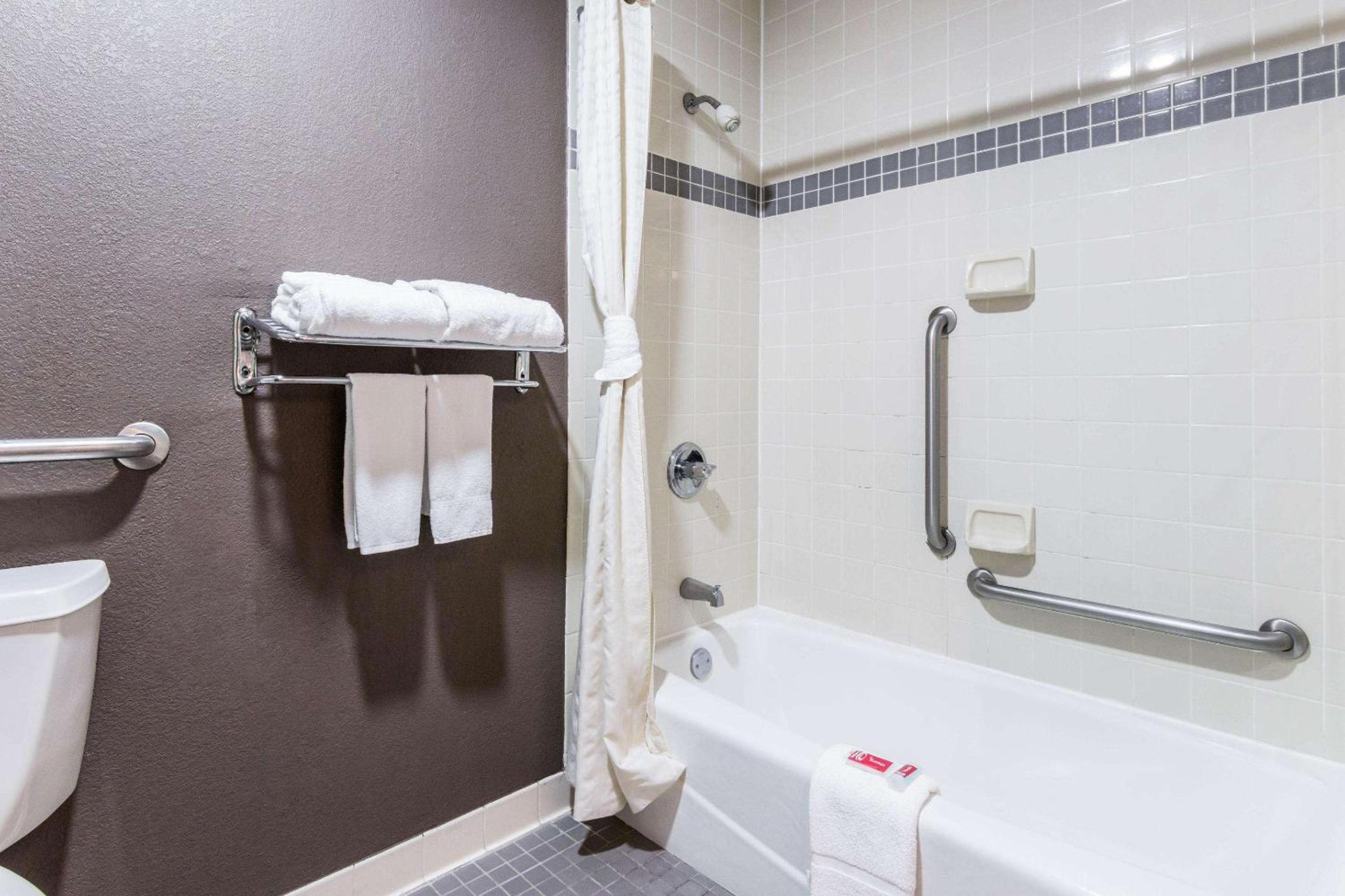 King Room - Accessible/Non-Smoking - Photo 9