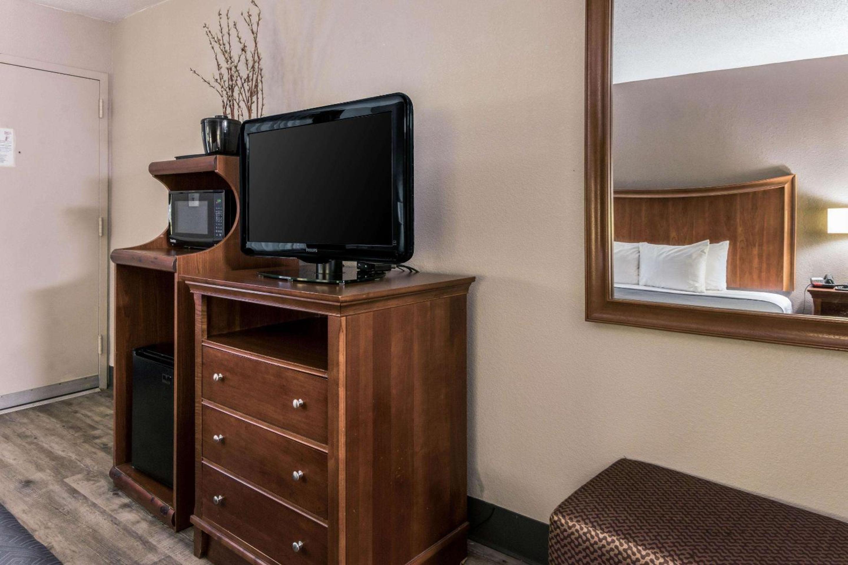 Standard King Room with Sofa Bed - Smoking - Photo 2