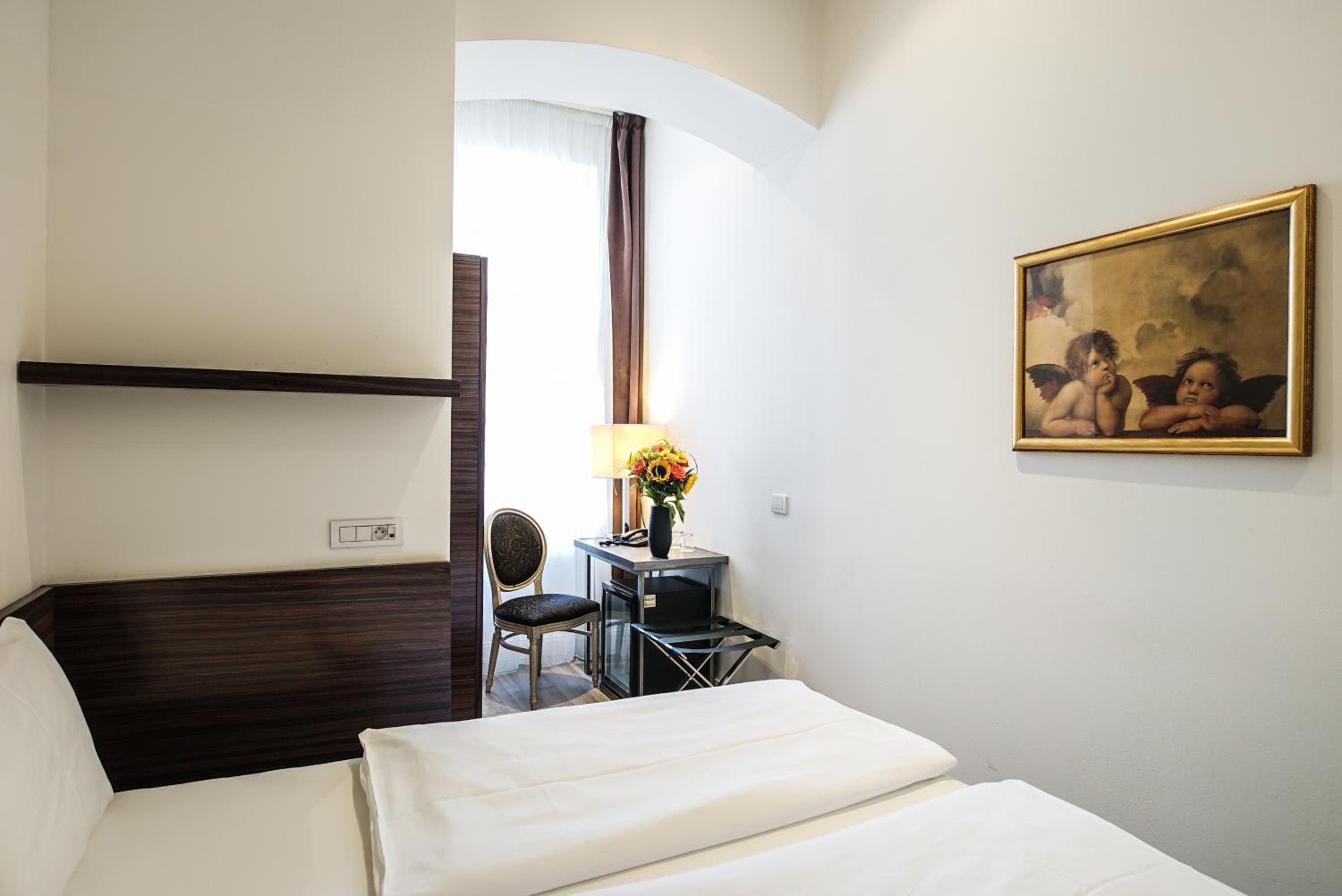 Single Room thumbnail 5