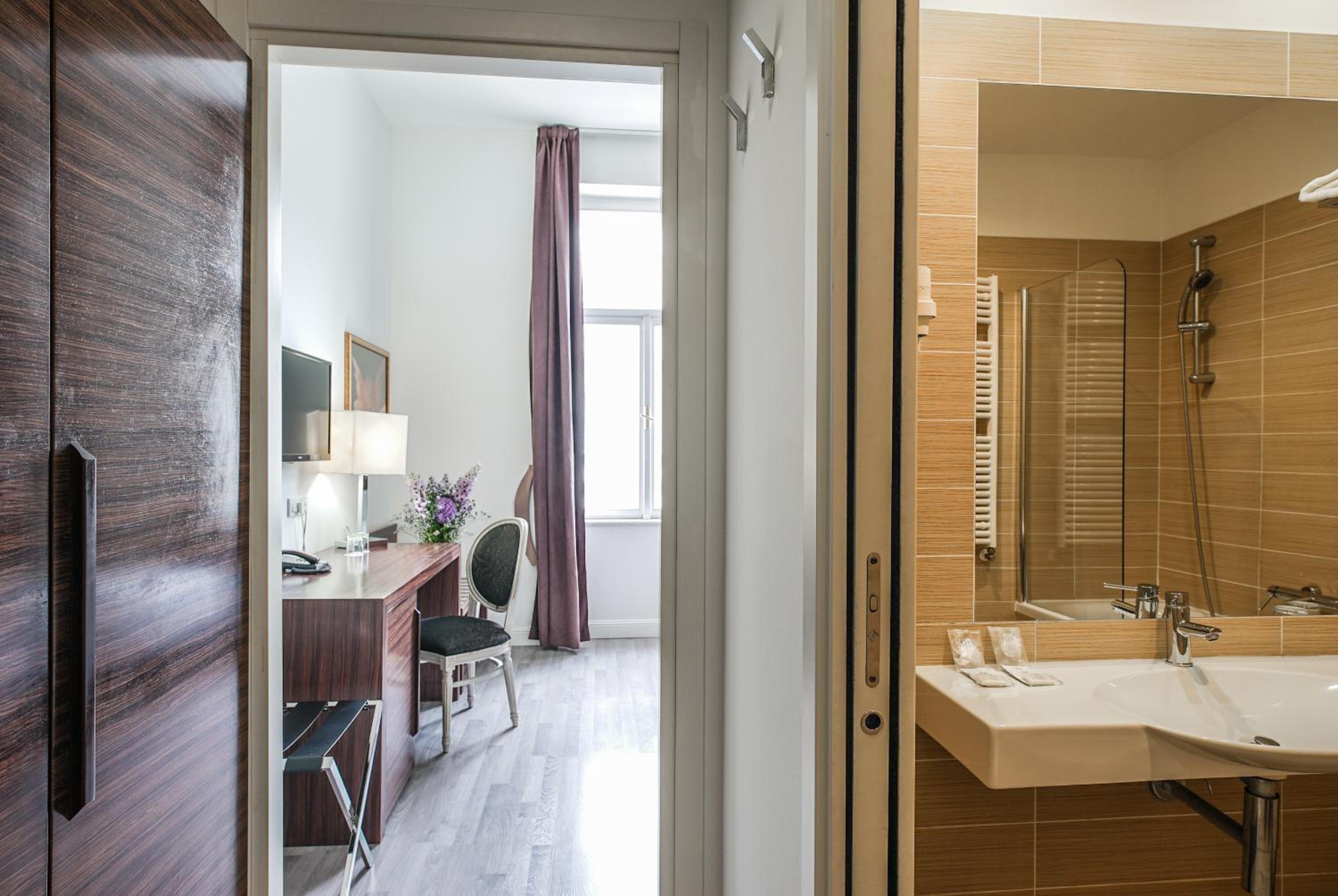Double or Twin Room thumbnail 5