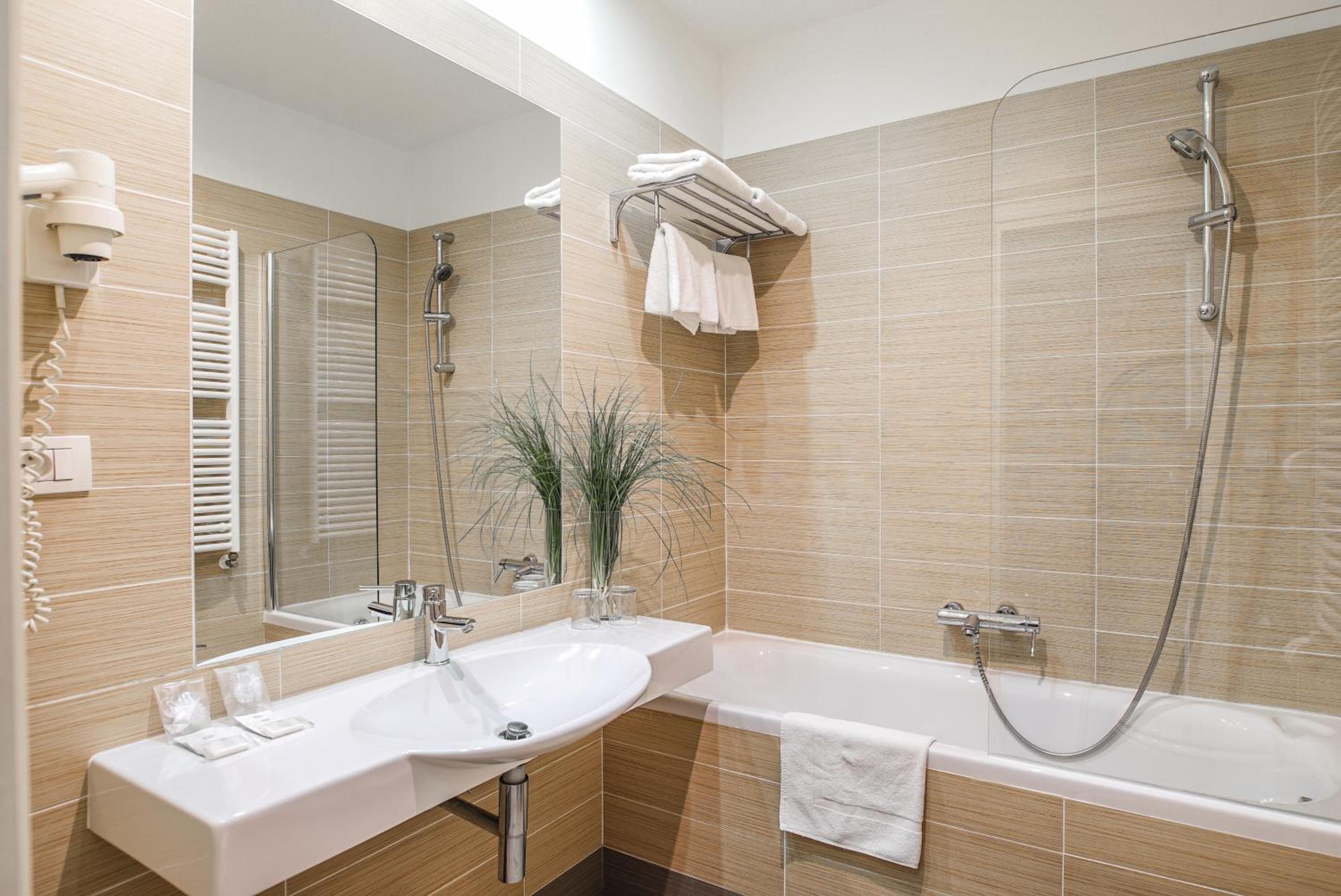 Double or Twin Room thumbnail 6