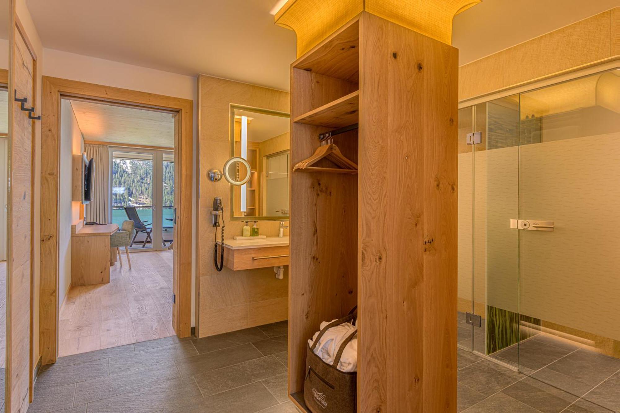 Double Room with Lake View - Photo 3