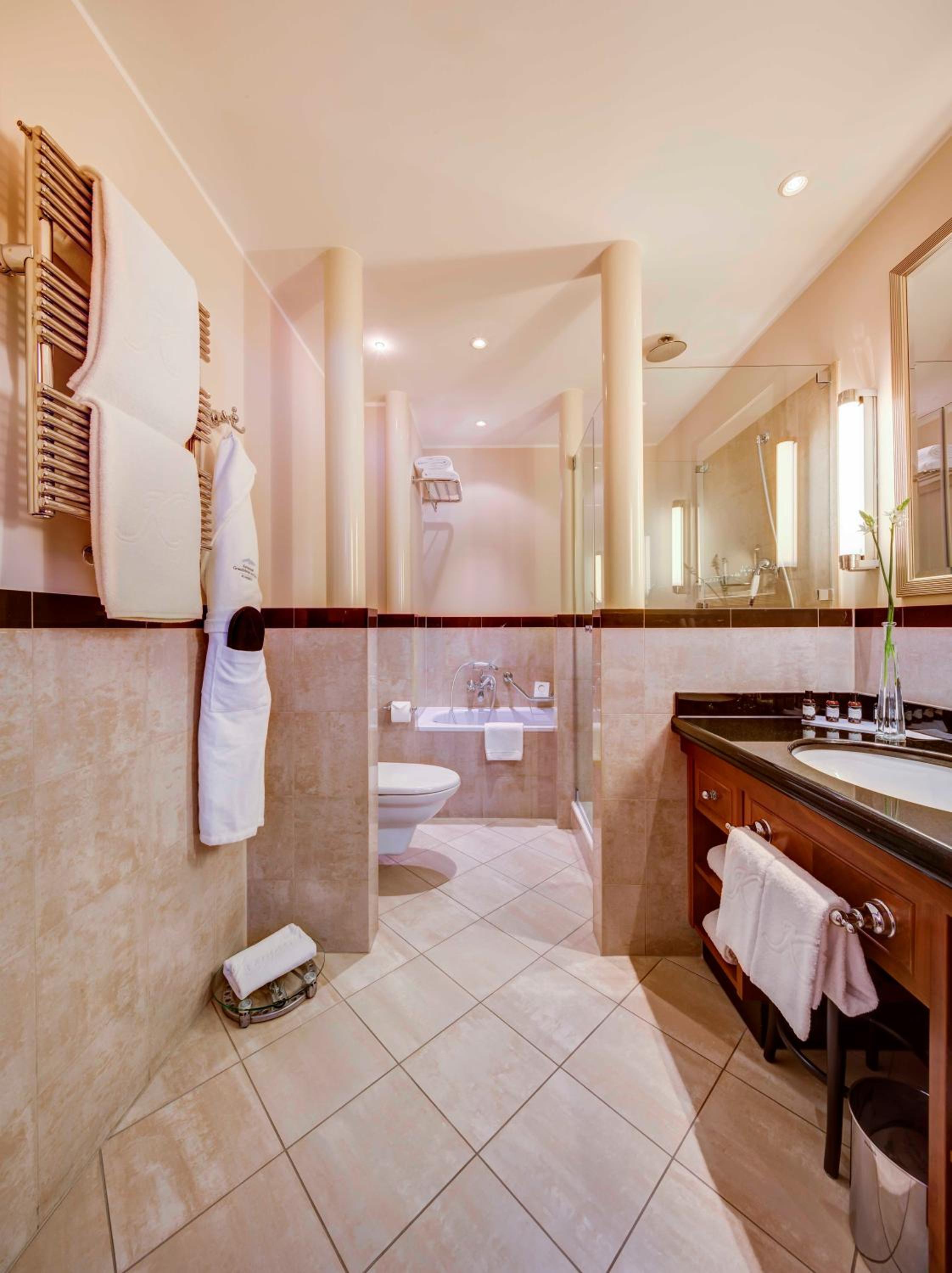 Deluxe Two Bedroom Alpine Suite - Photo 7