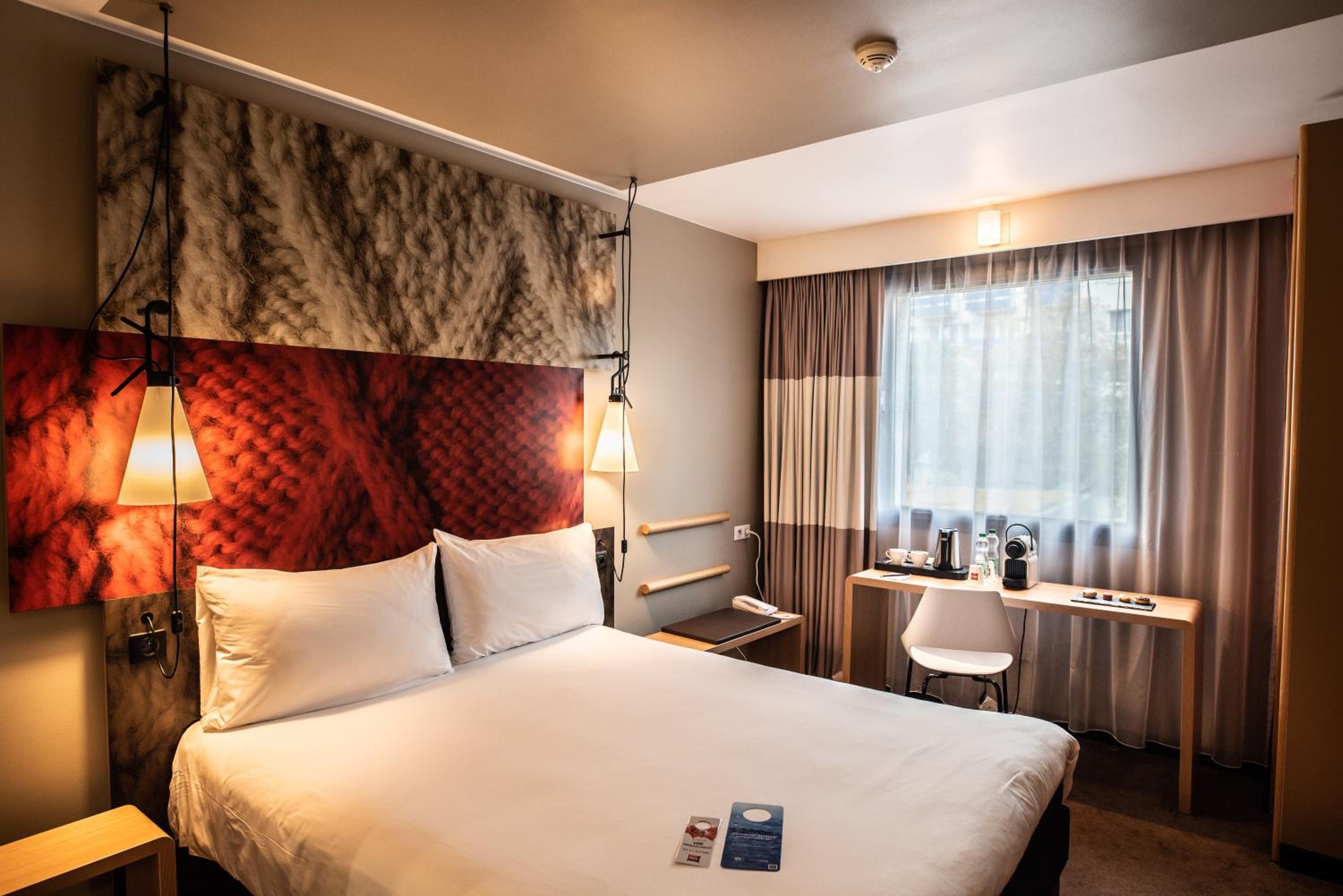 Standard Queen Room - Photo 8