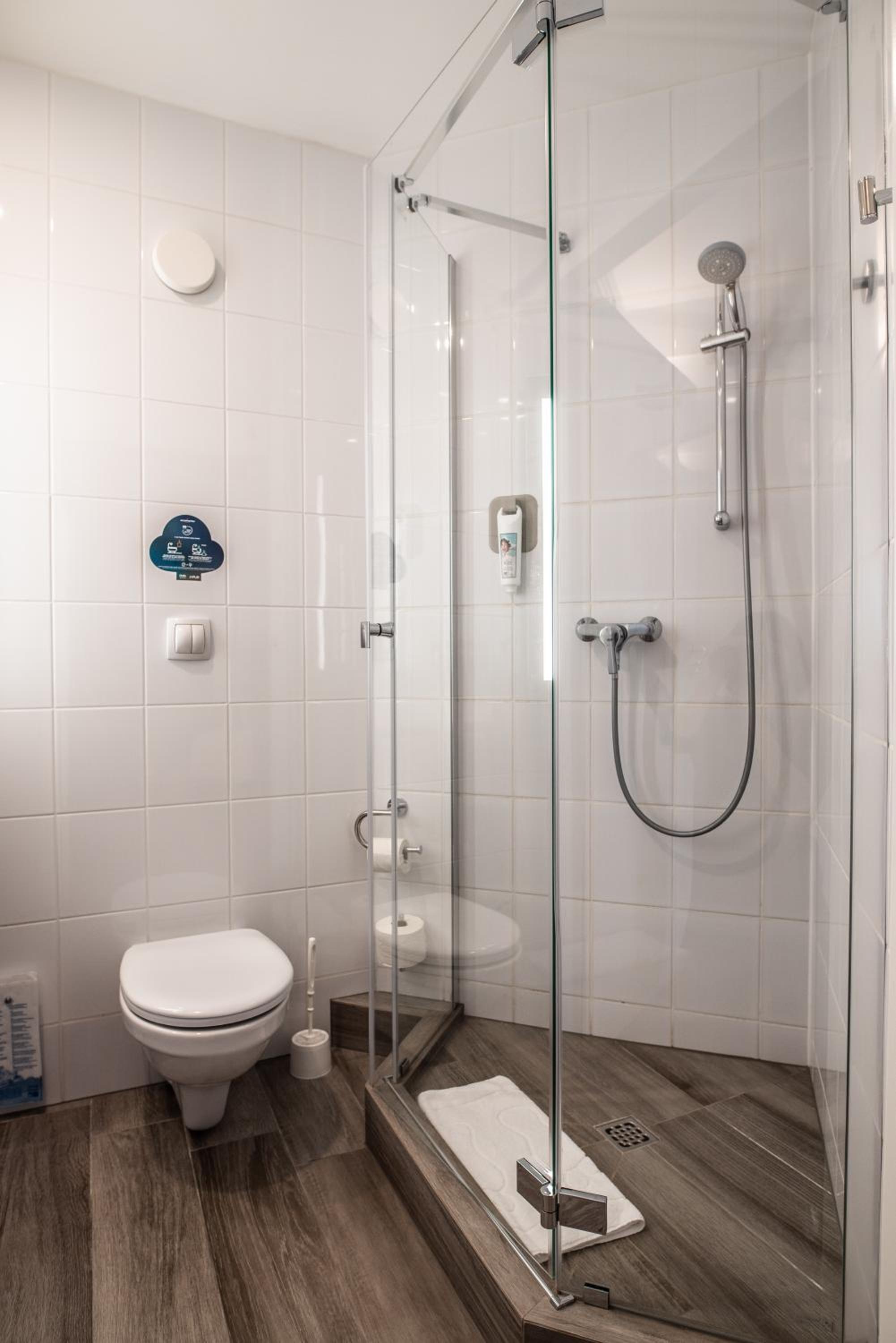 Standard Queen Room - Photo 5
