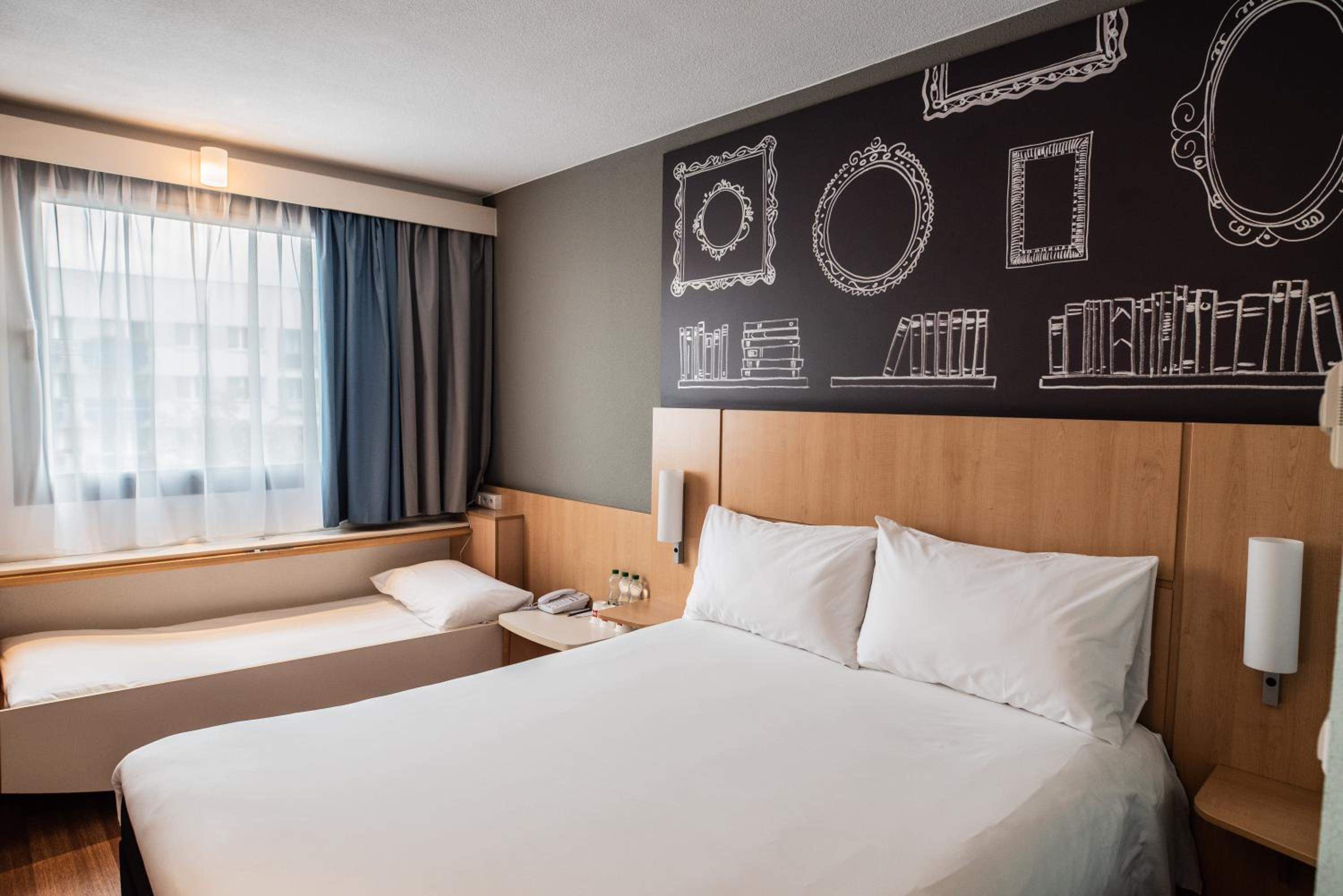 Family Standard Room With 1 Double Bed And 1 Single Bed  photo 3