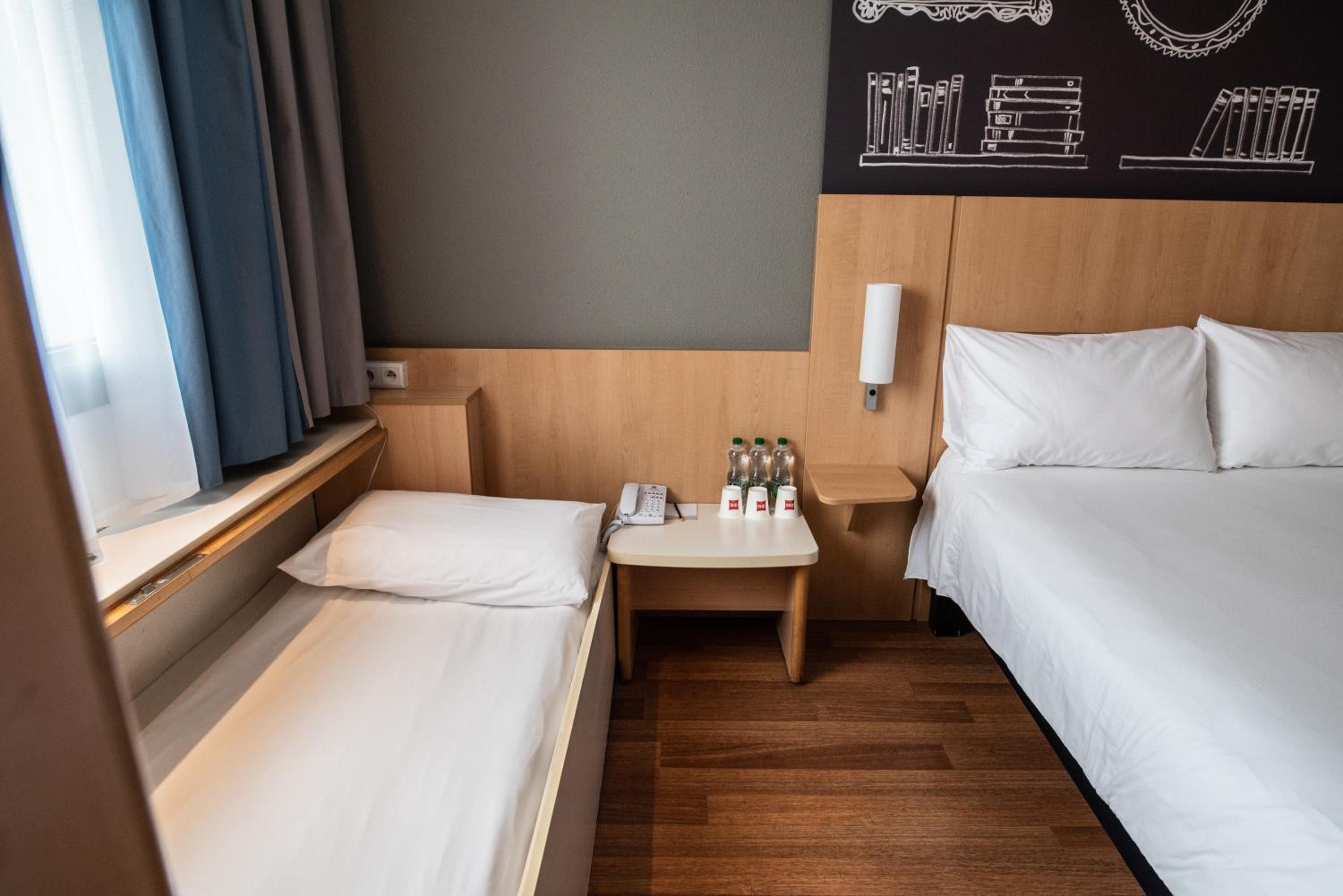 Family Standard Room With 1 Double Bed And 1 Single Bed  photo 2