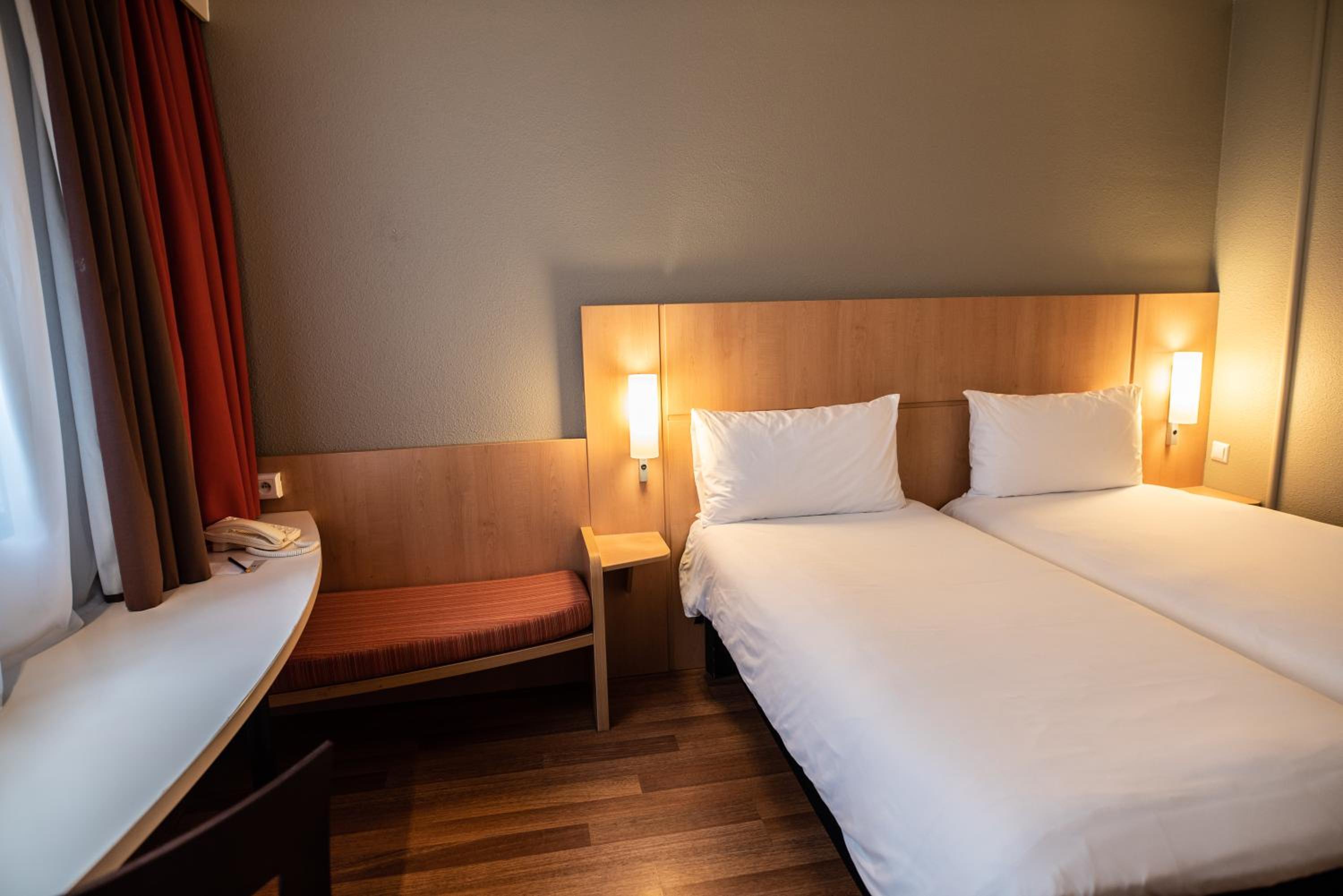Twin Room - Photo 3
