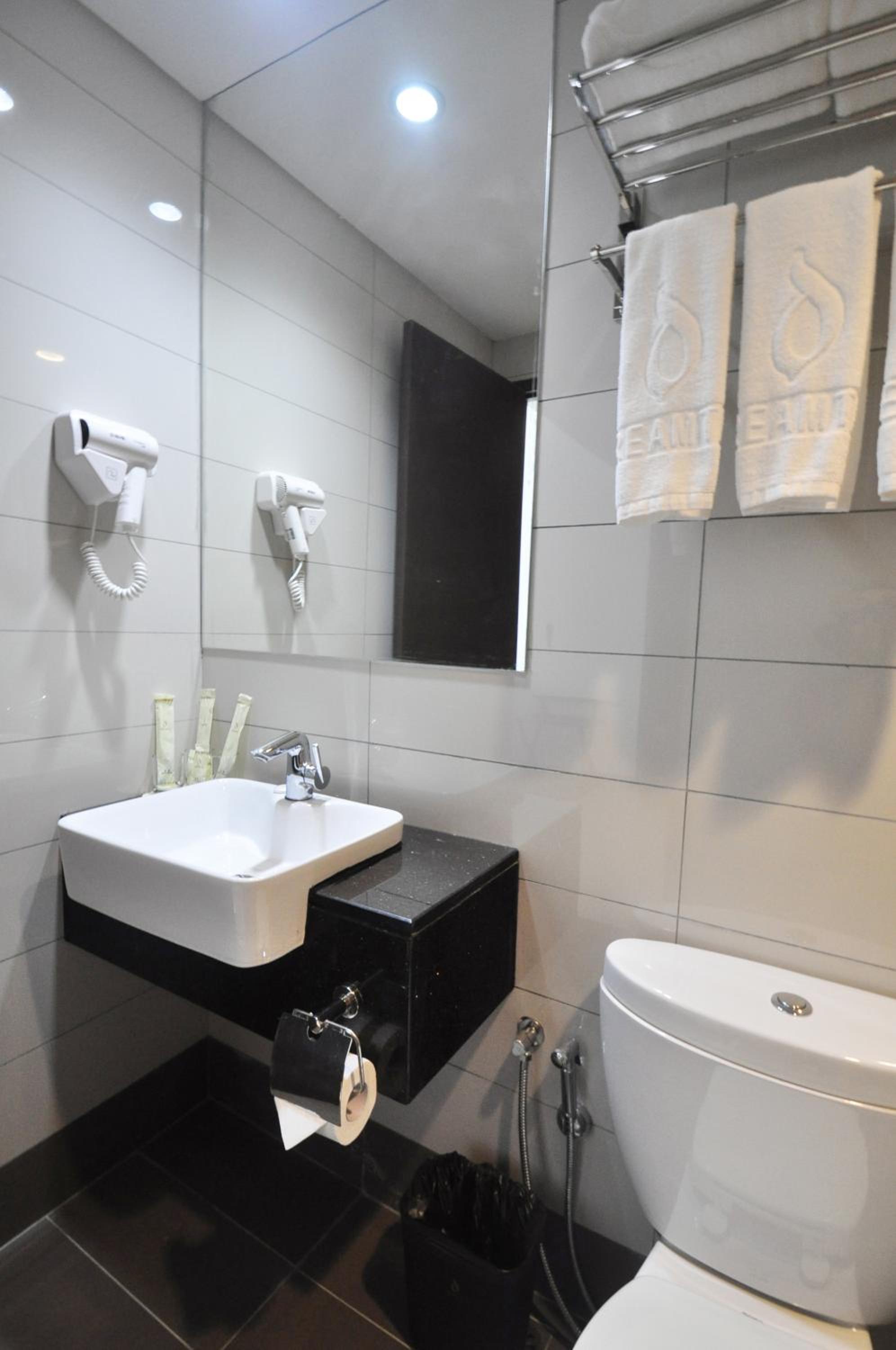 Standard Double Room -  no window photo 2
