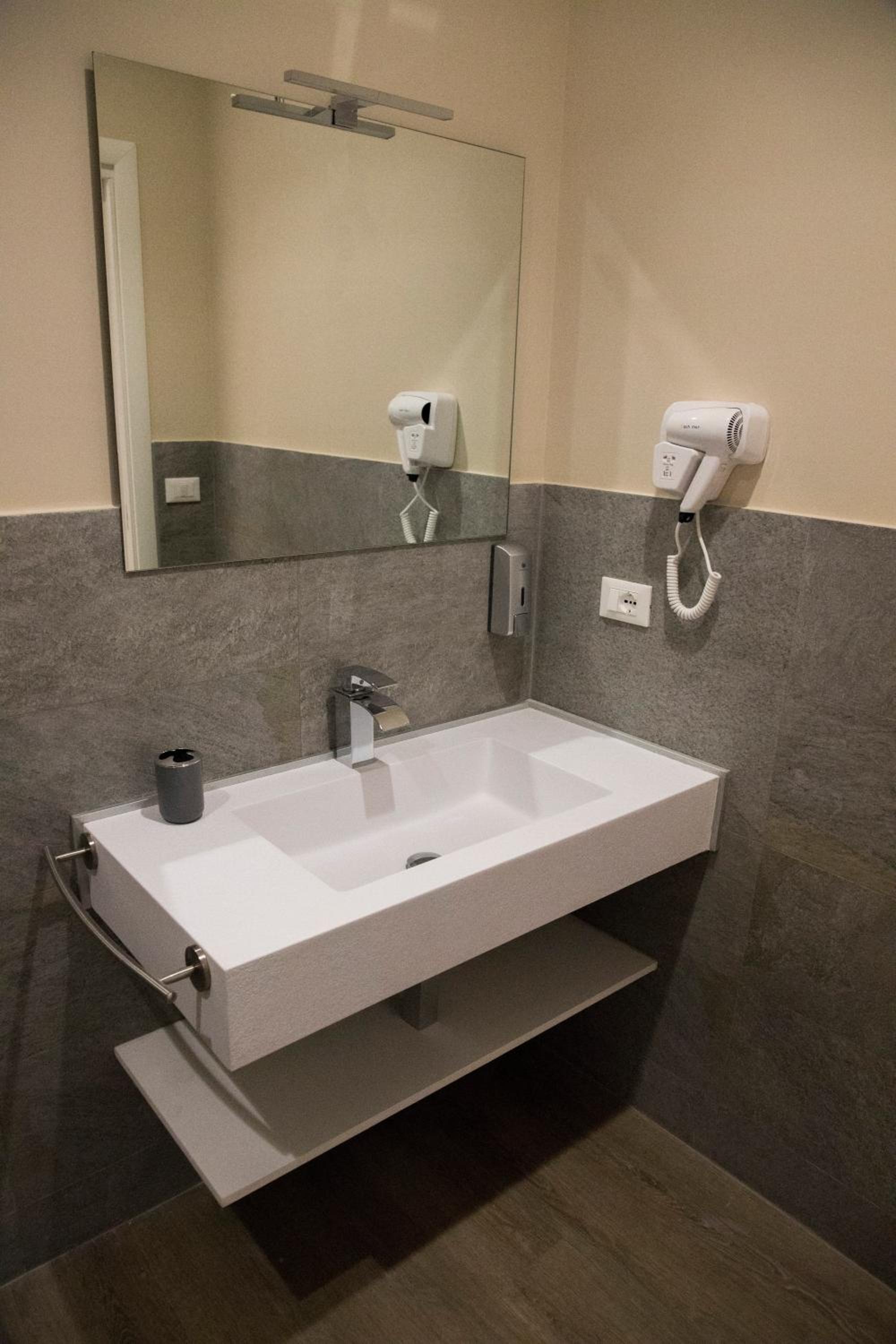 Double Room with Private Bathroom - Photo 2