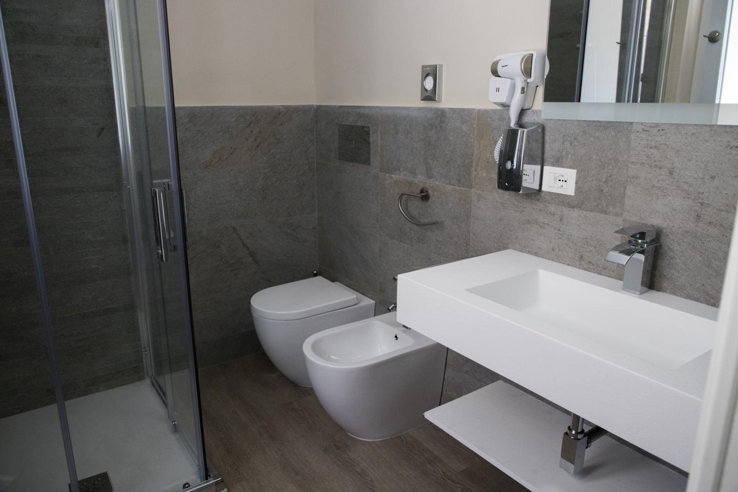 Double Room with Private Bathroom - Photo 9