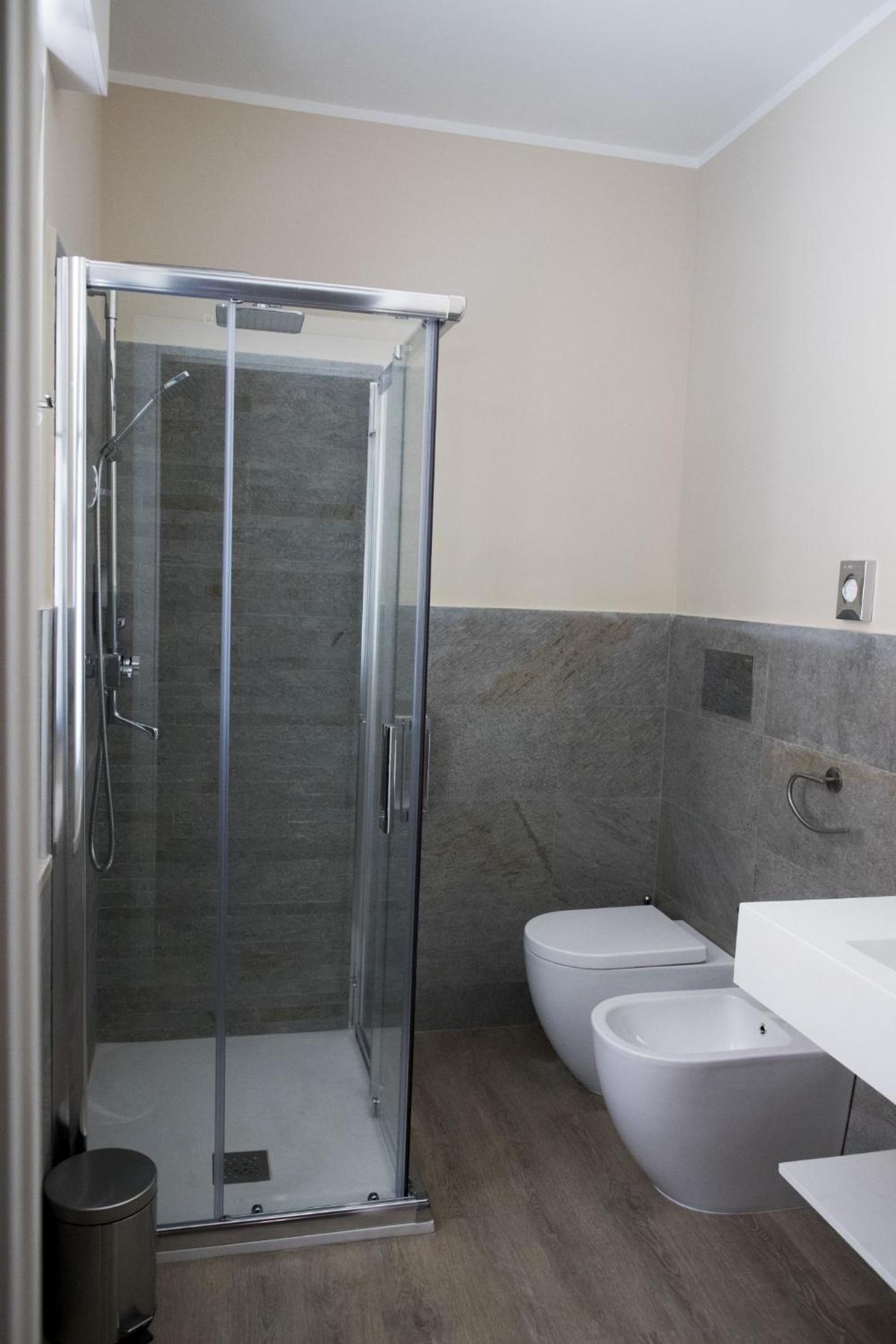 Double Room with Private Bathroom - Photo 10