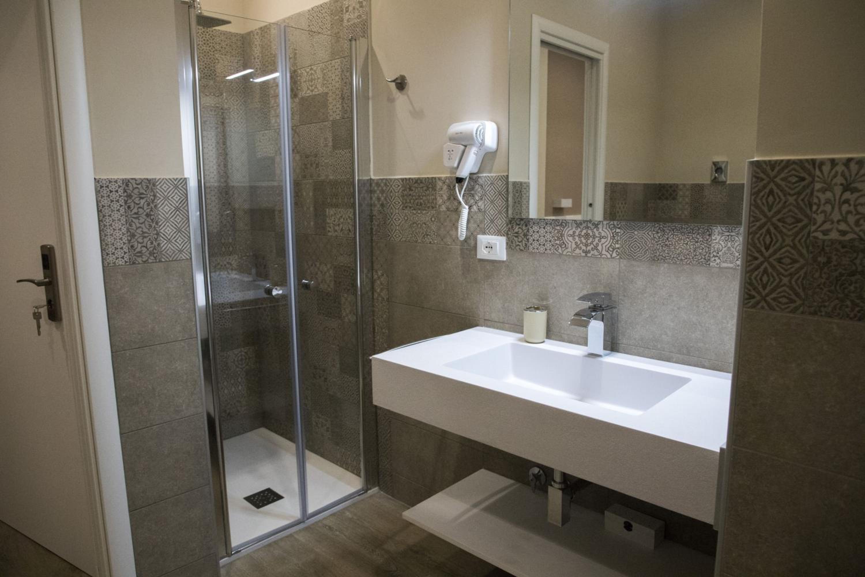 Double Room with Private Bathroom - Photo 4