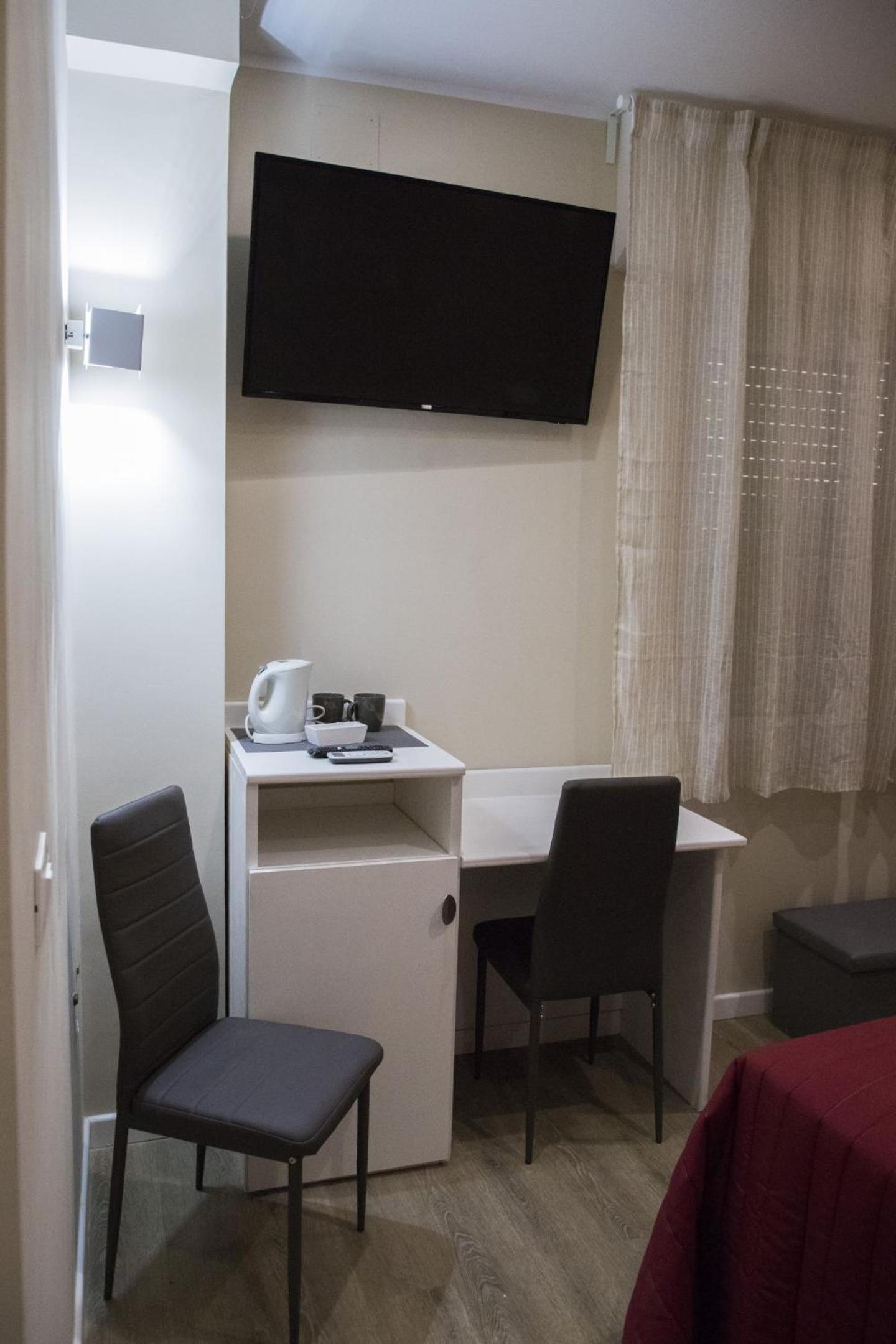 Double Room with Private Bathroom - Photo 7