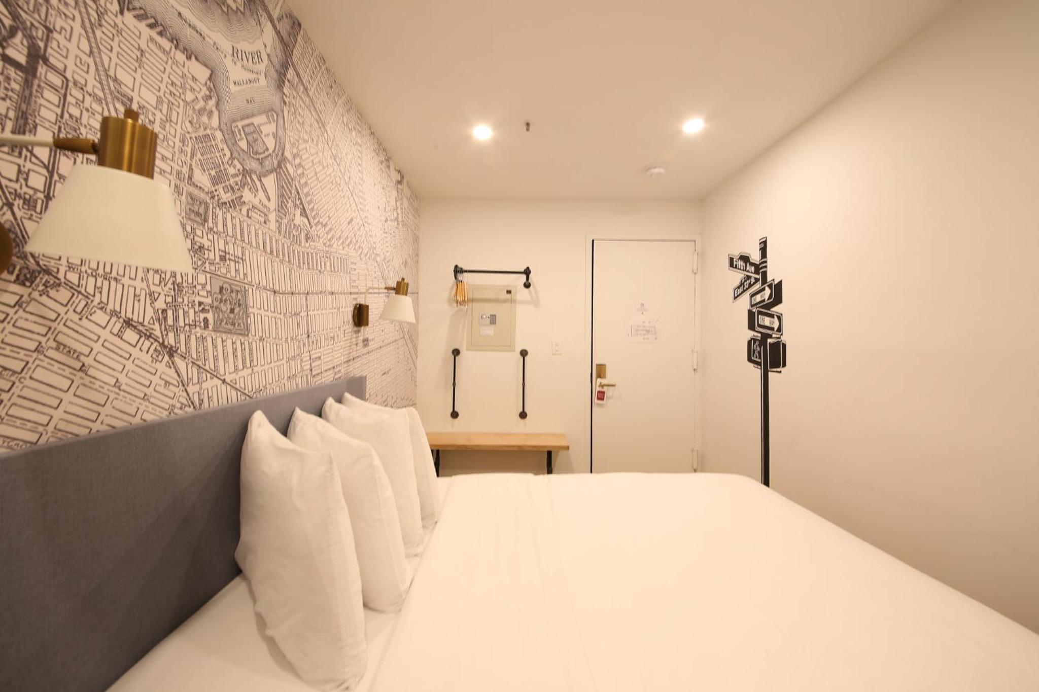 Queen Room photo 1