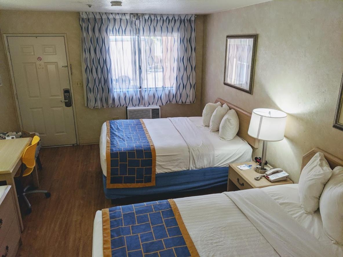 Queen Room with Two Queen Beds - Non-Smoking photo 2
