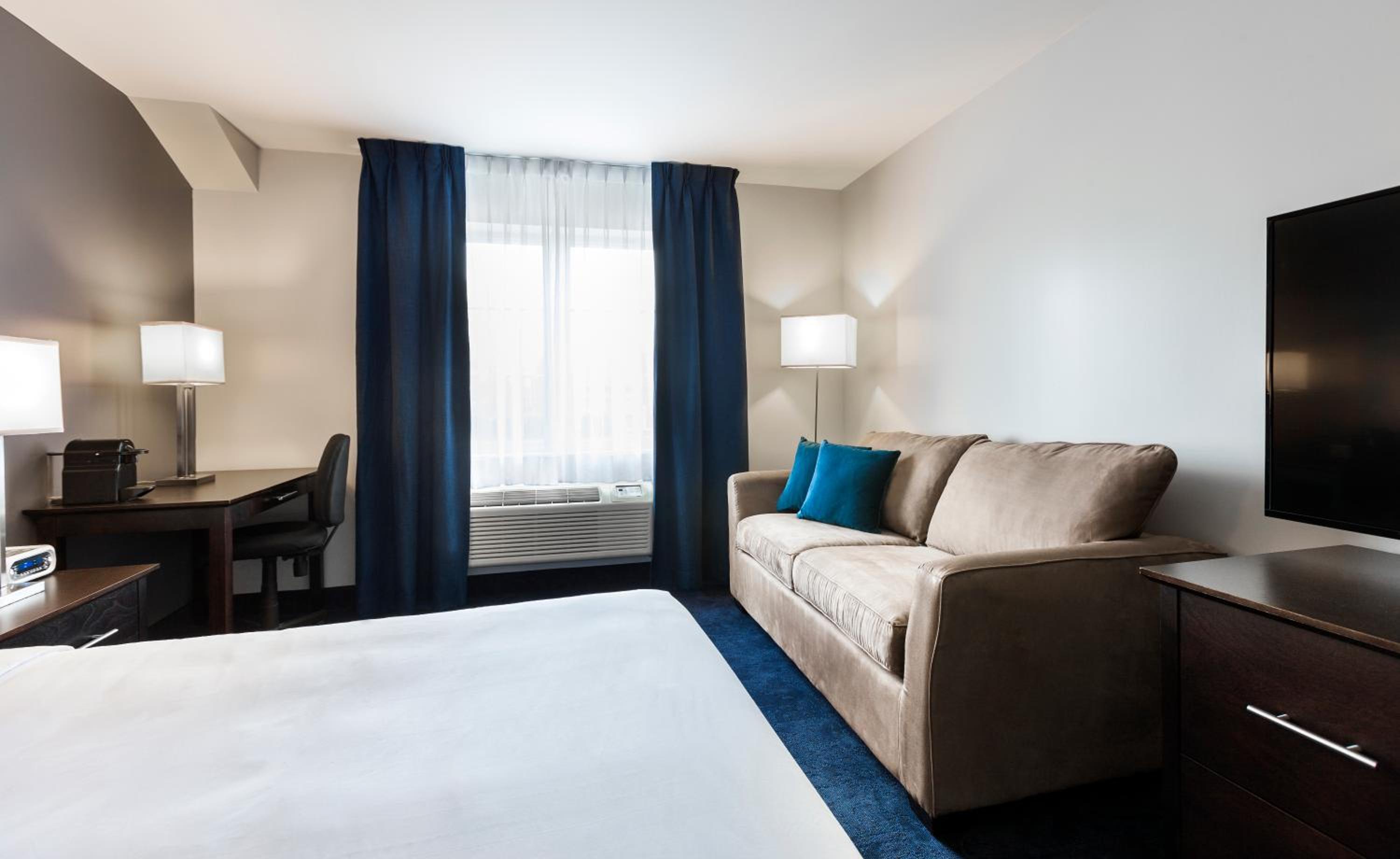 Queen Room with Sofa Bed photo 2