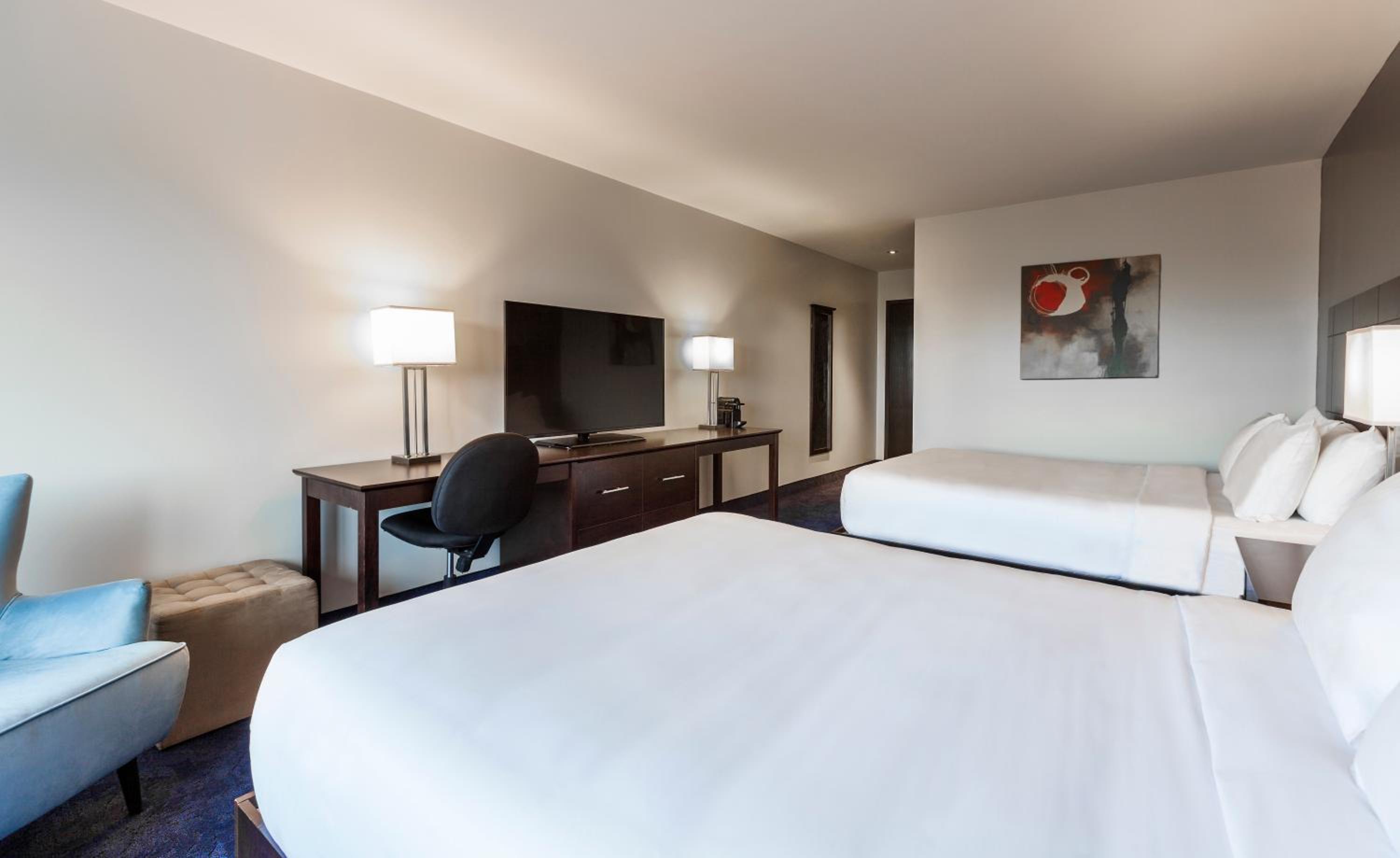 Queen Room with Two Queen Beds photo 2