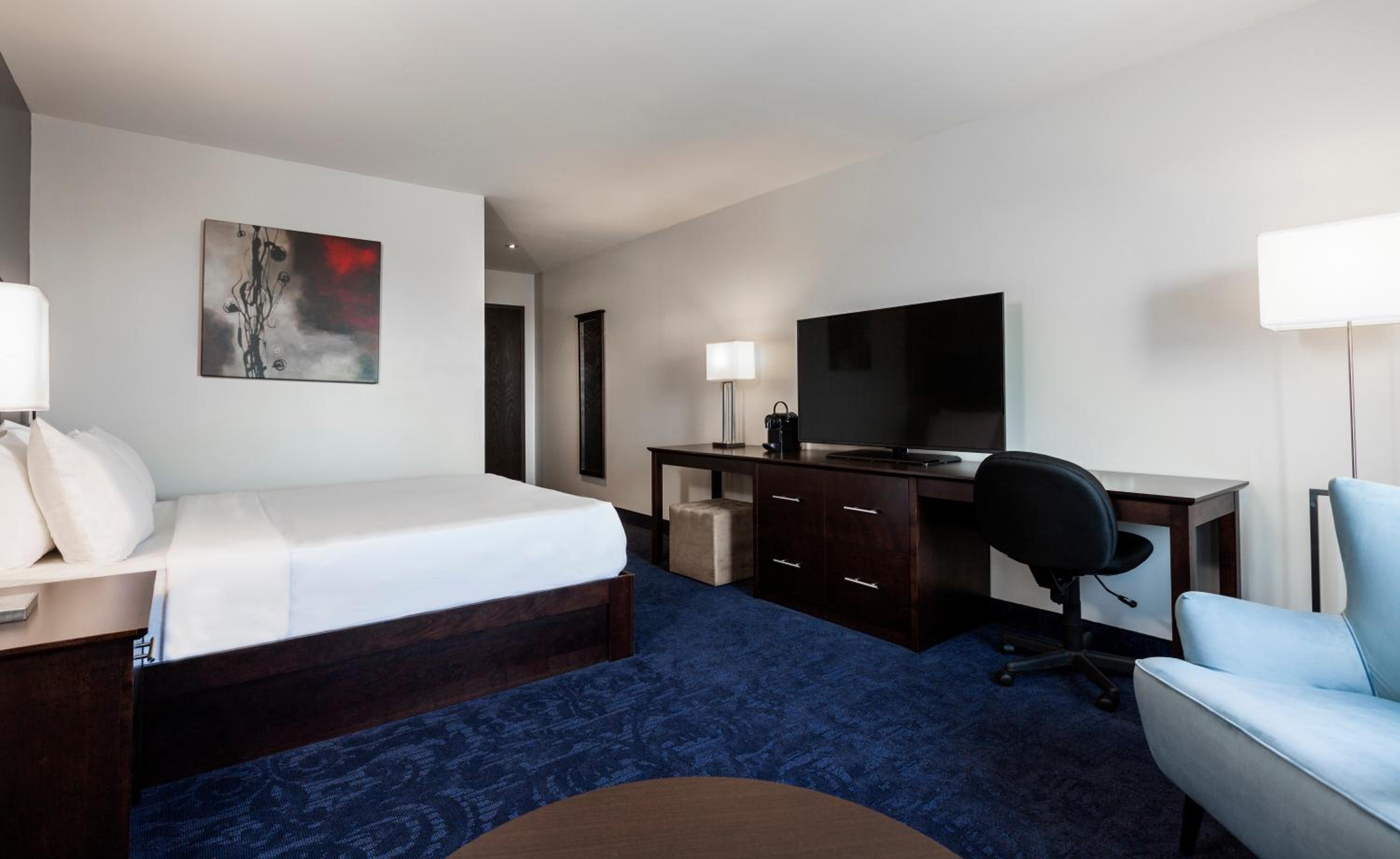 Queen Room photo 2
