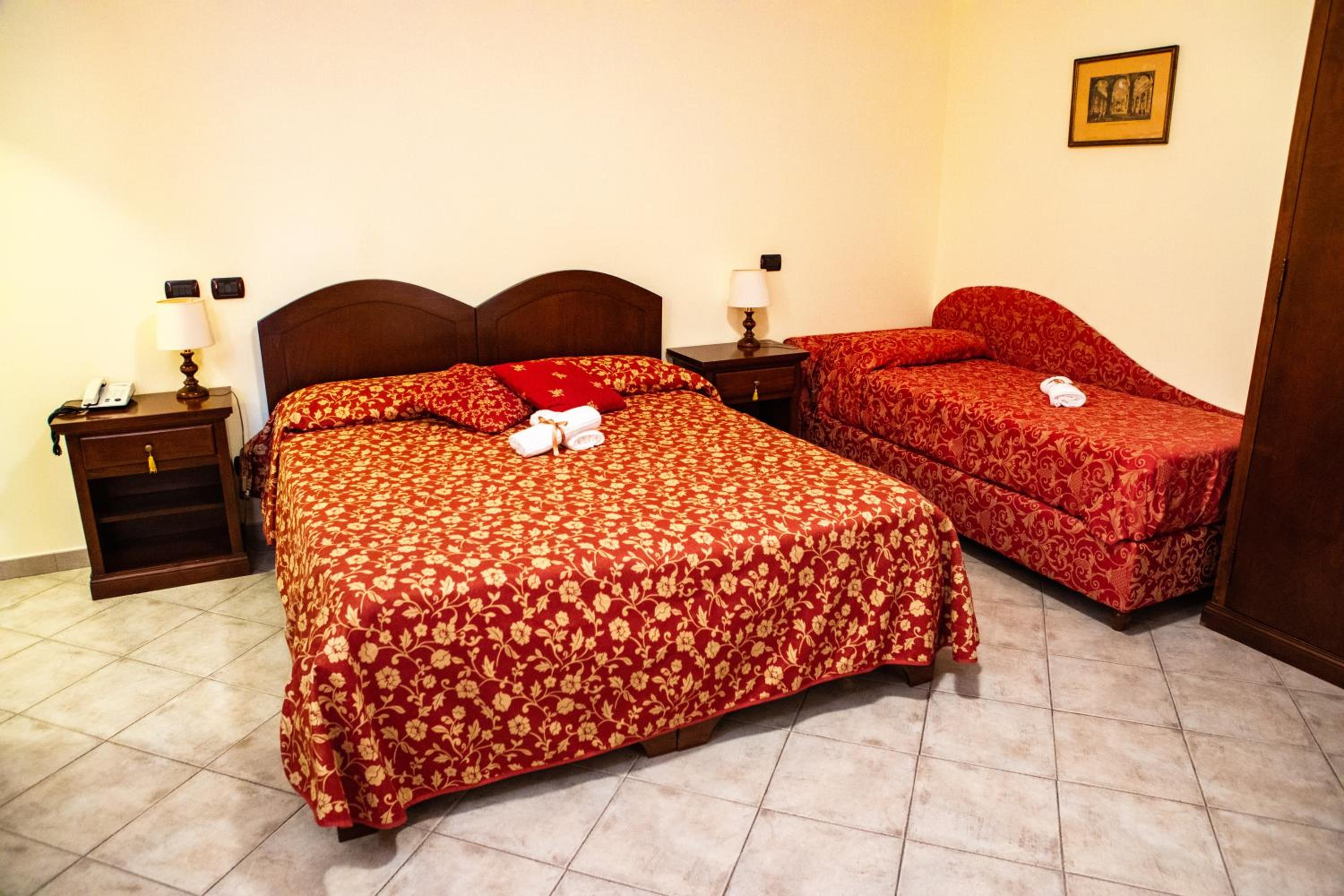 Triple Room - Photo 6