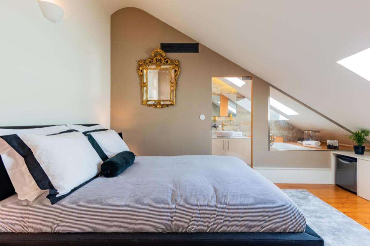 Deluxe Double Room with Bath - Photo 8