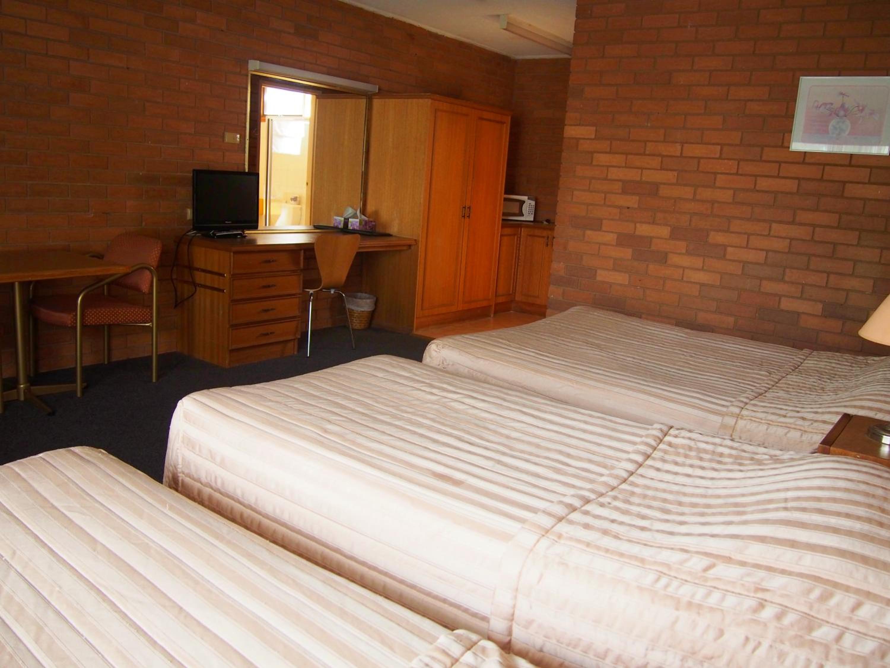 Economy Family Room - Photo 2