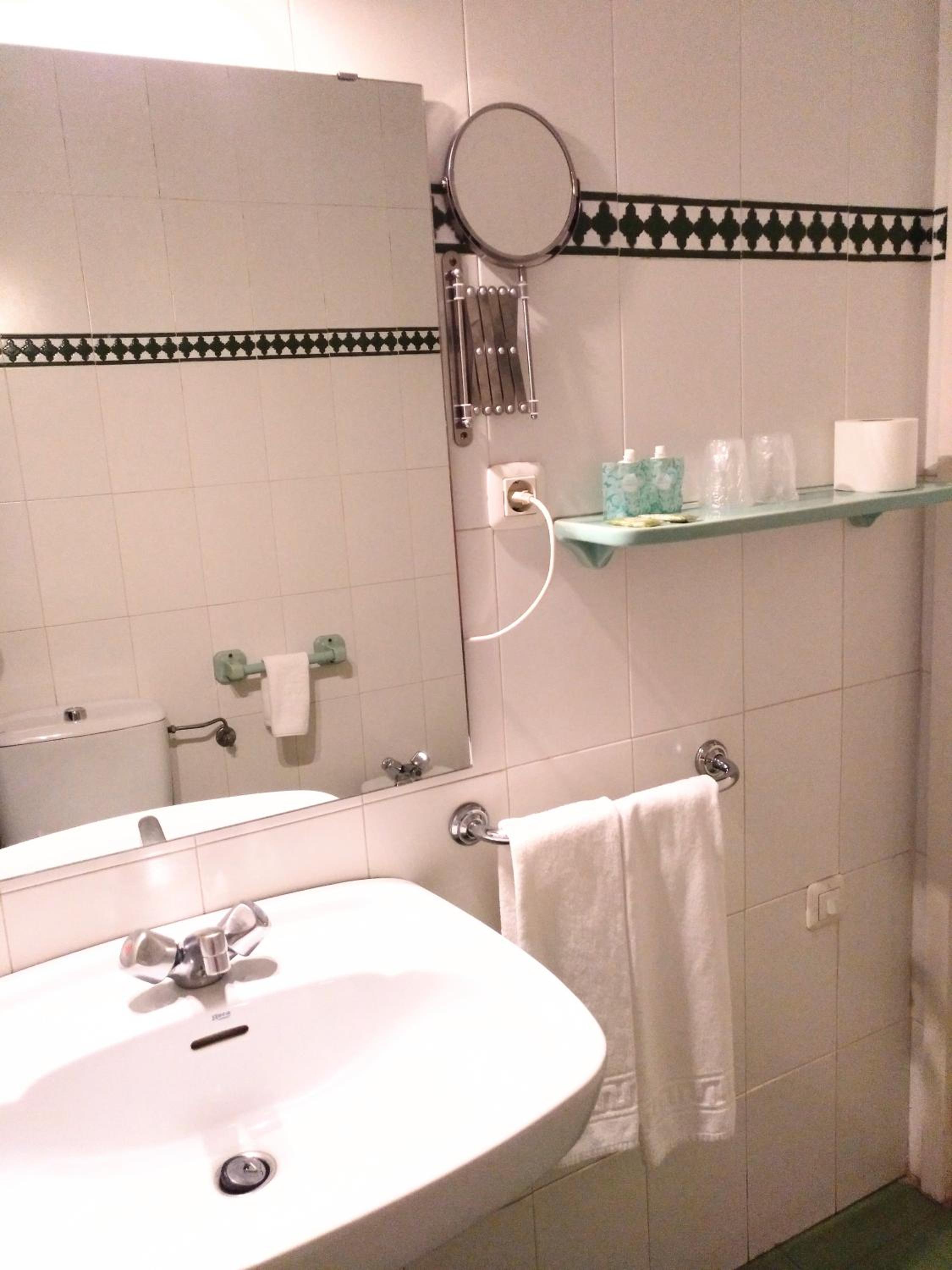 Superior Double or Twin Room - Photo 9