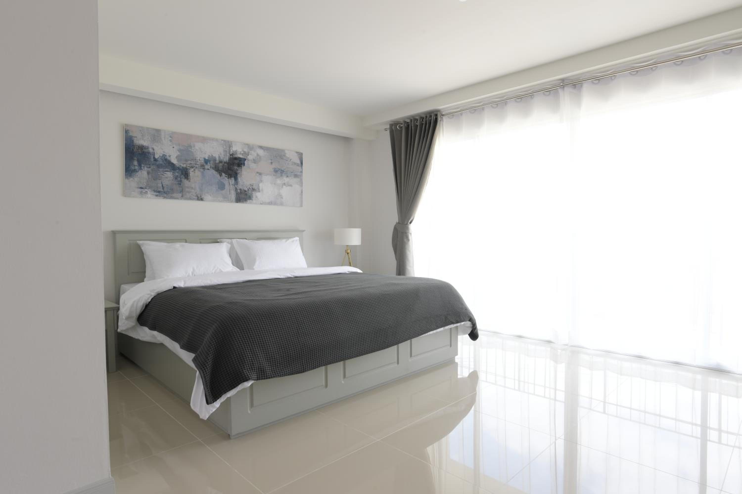 Deluxe Double Room with Balcony - Photo 8
