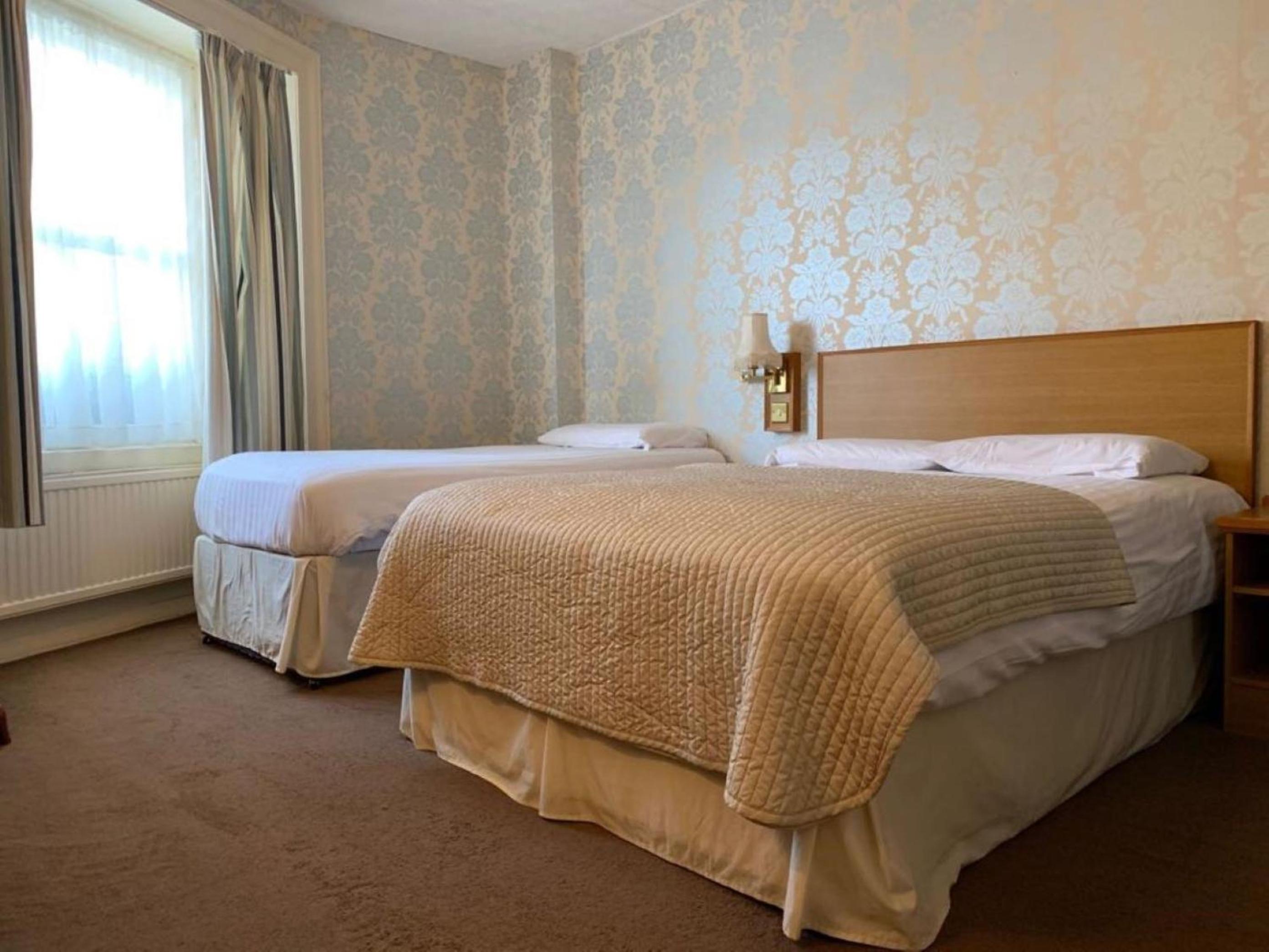 Triple Room with Bath - Photo 3
