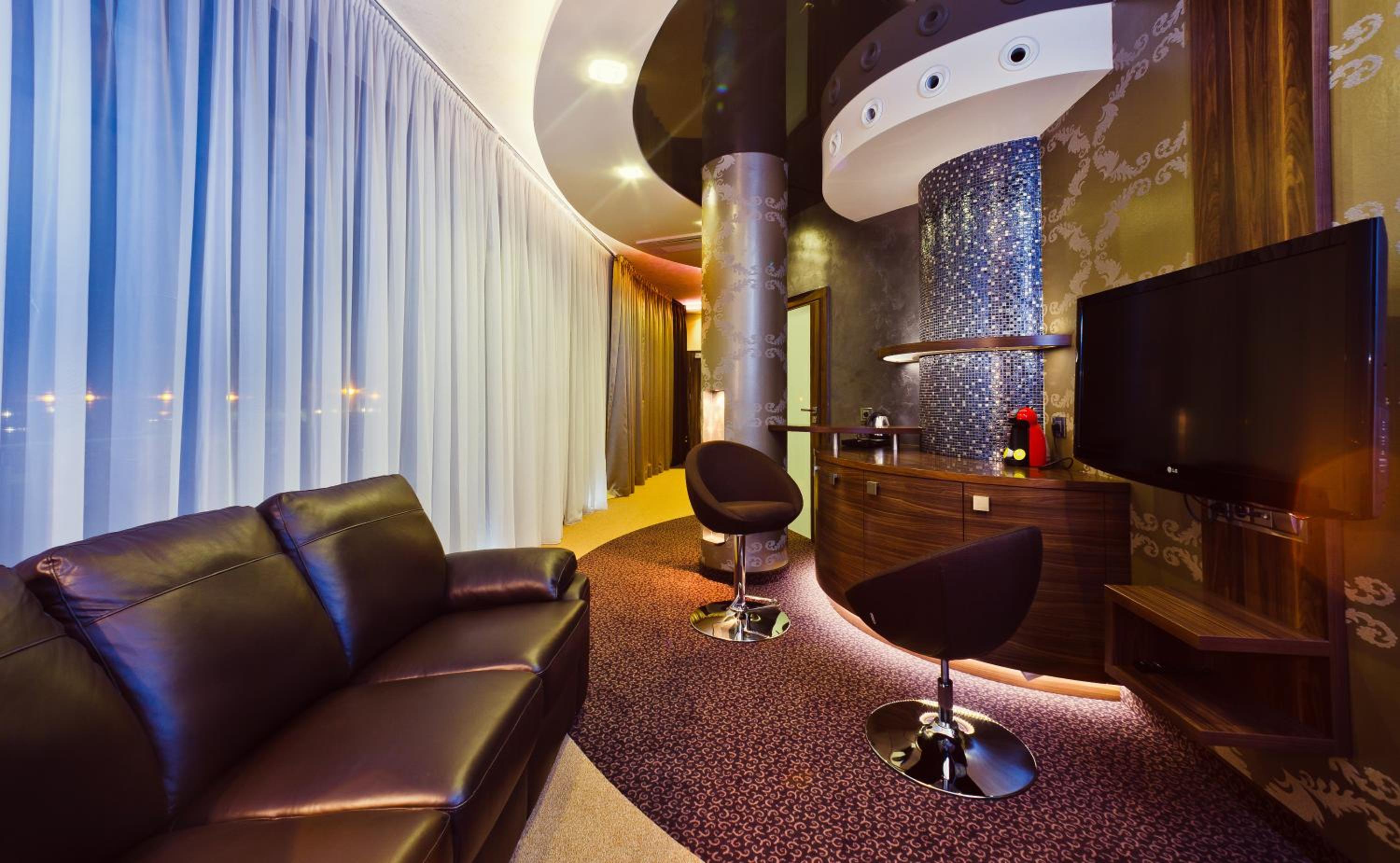 Premium Suite - Photo 5