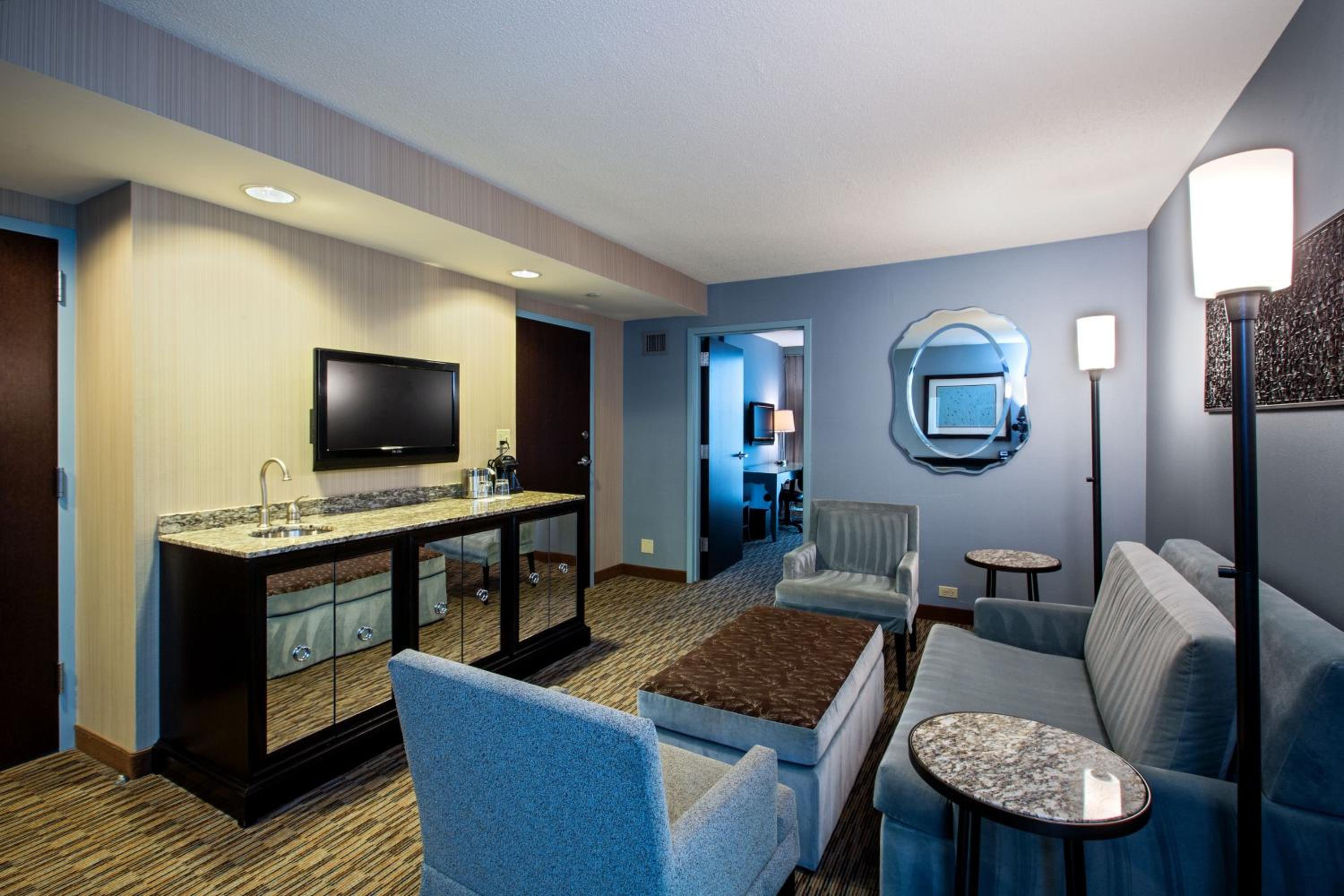 One-Bedroom King Suite with Communications Accessible Roll-In Shower photo 1