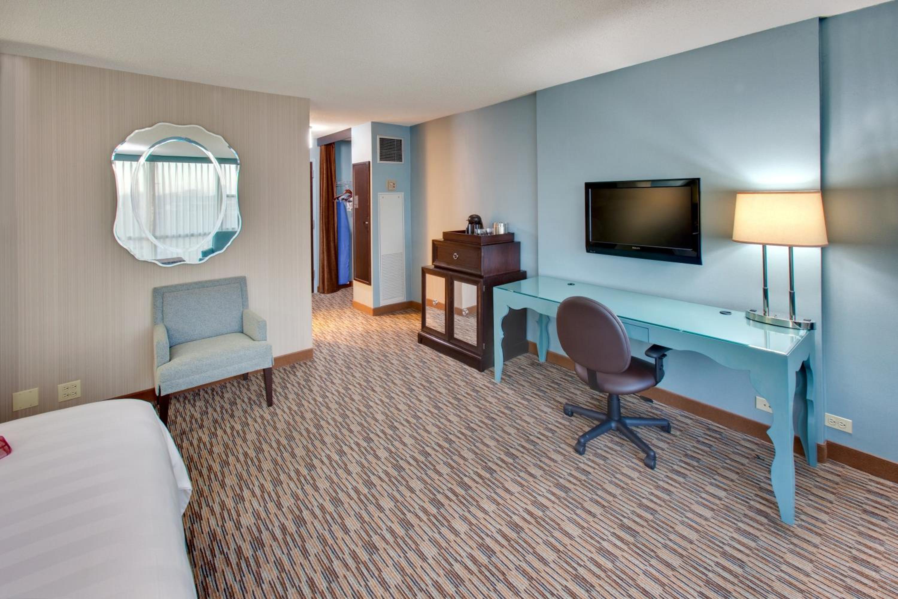 One-Bedroom King Suite photo 2
