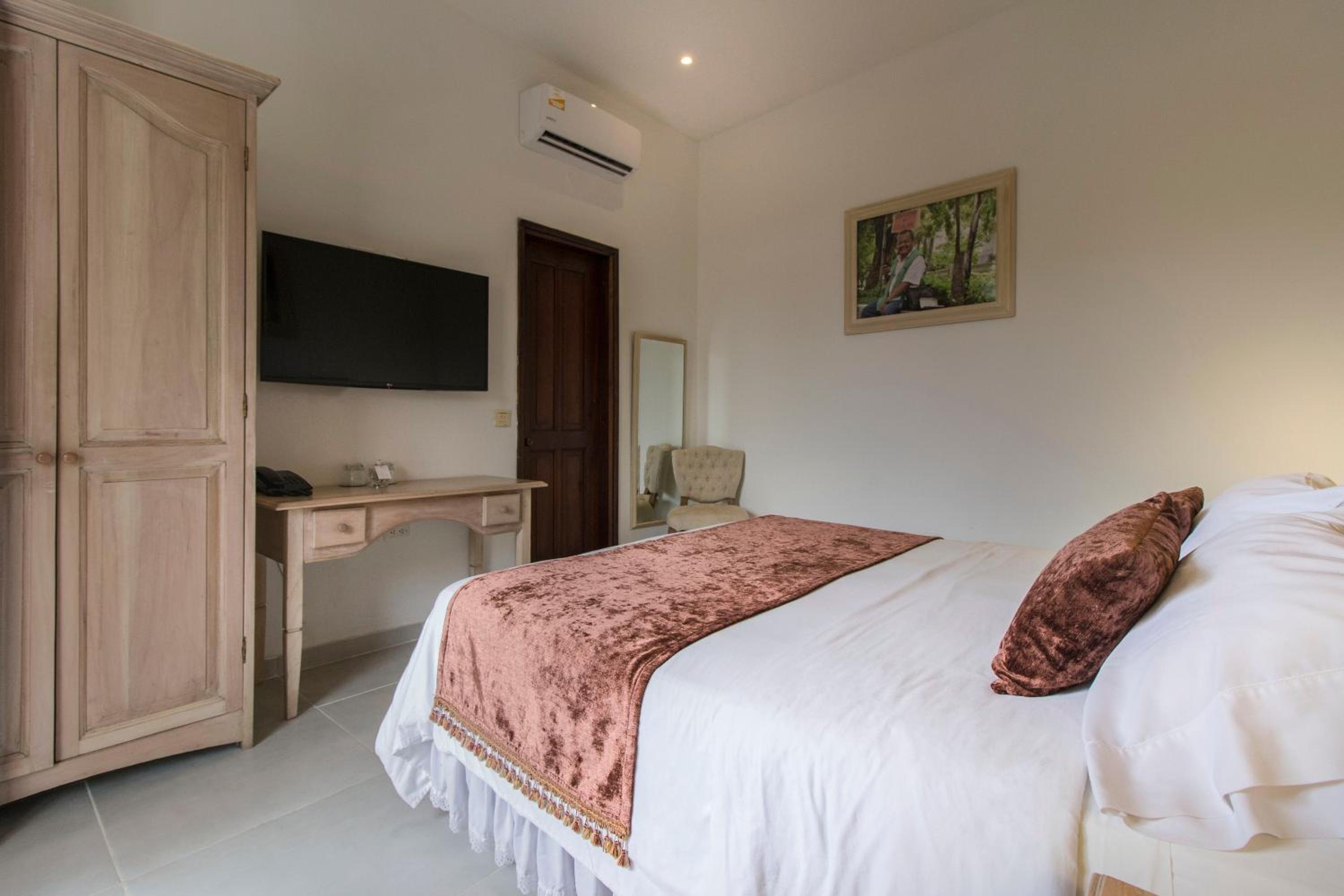 Standard Queen Room - Photo 7