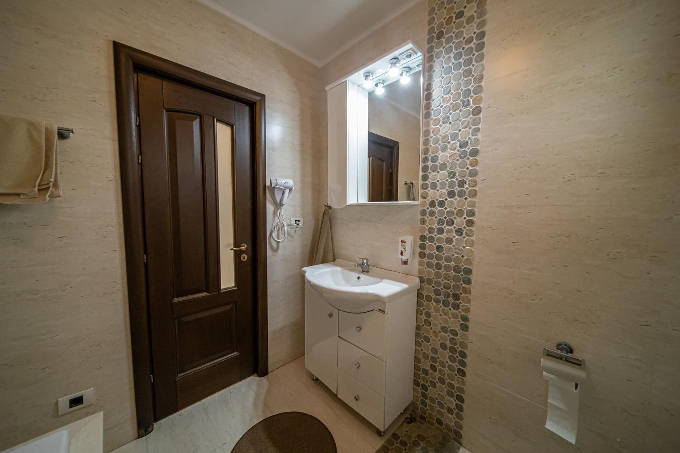 Apartment with Balcony - Photo 22