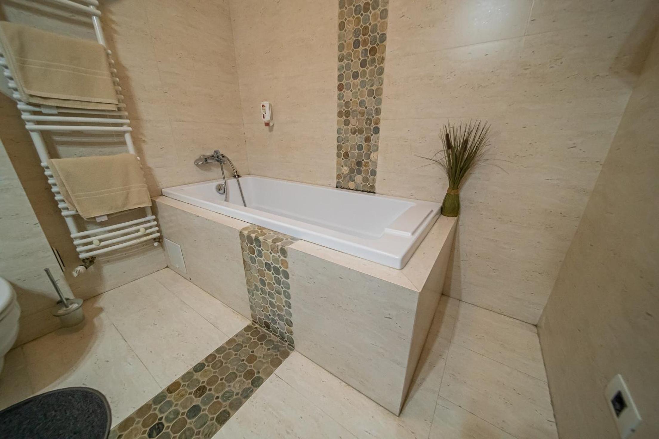 Apartment with Balcony - Photo 25