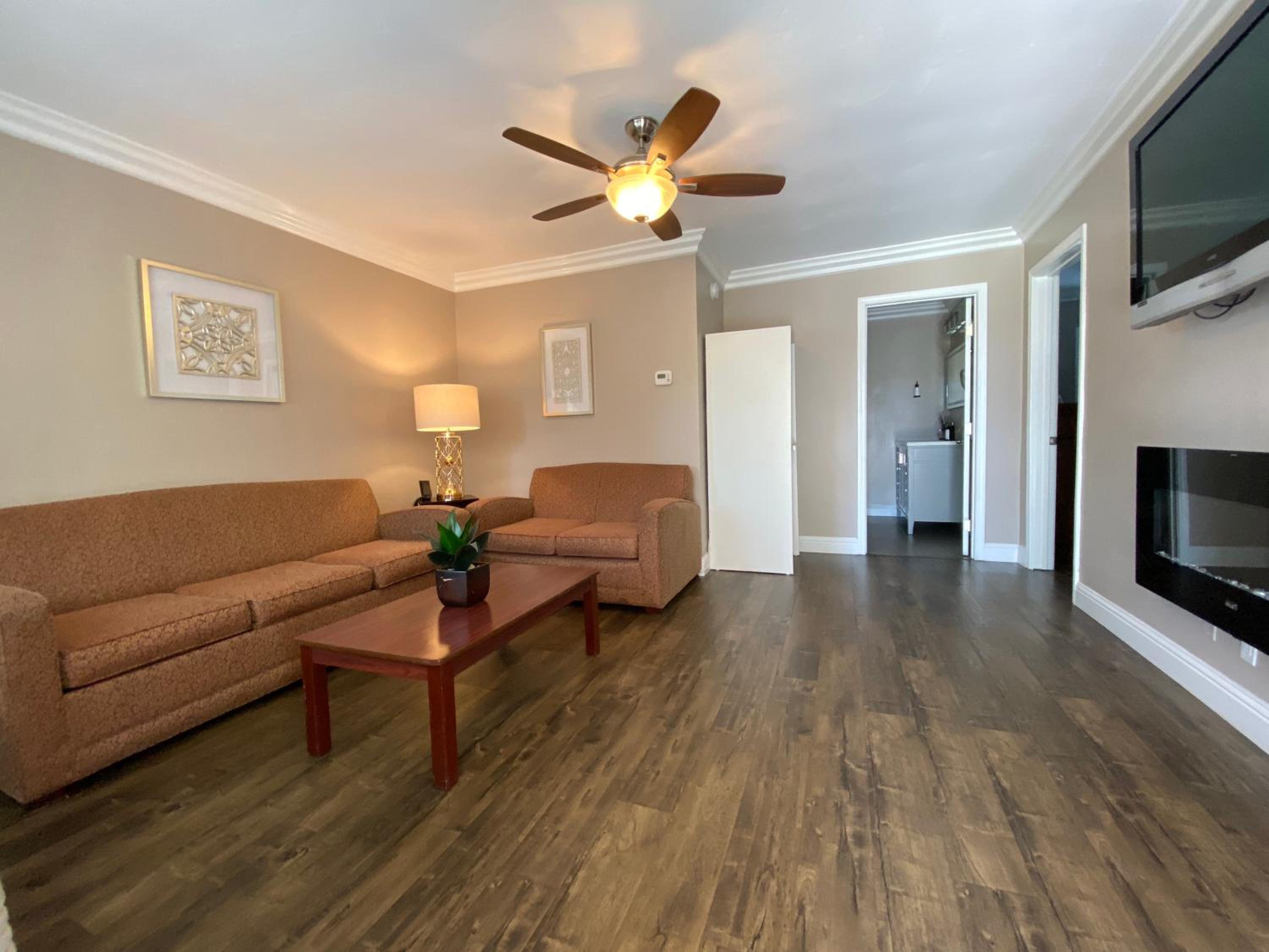 King Suite - Non-Smoking - Photo 11
