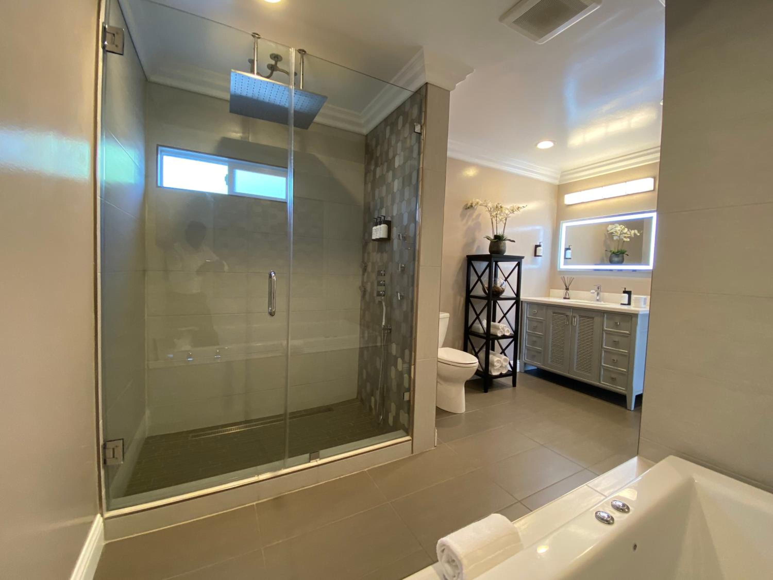 King Suite - Non-Smoking - Photo 6