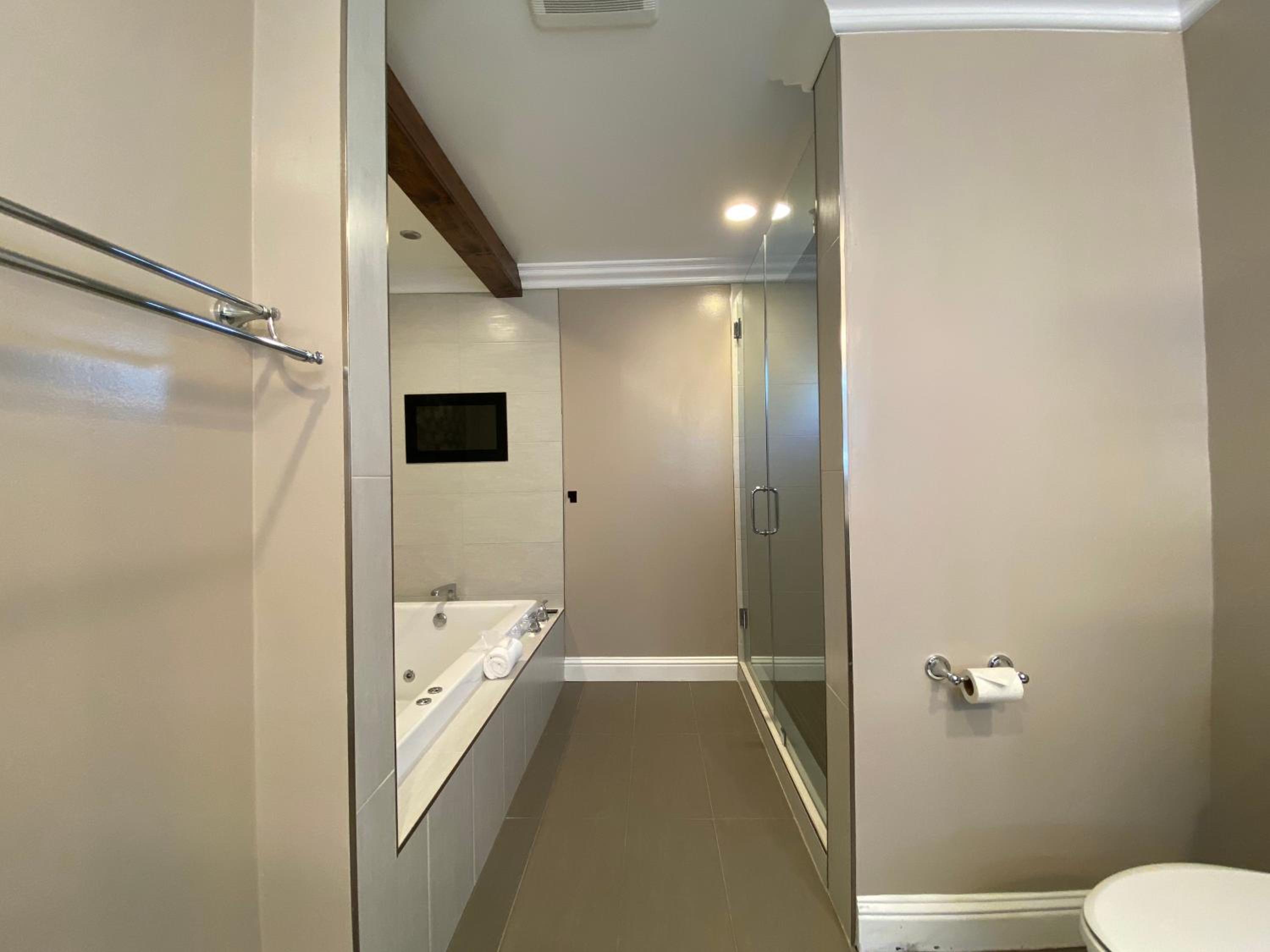 King Suite - Non-Smoking - Photo 4