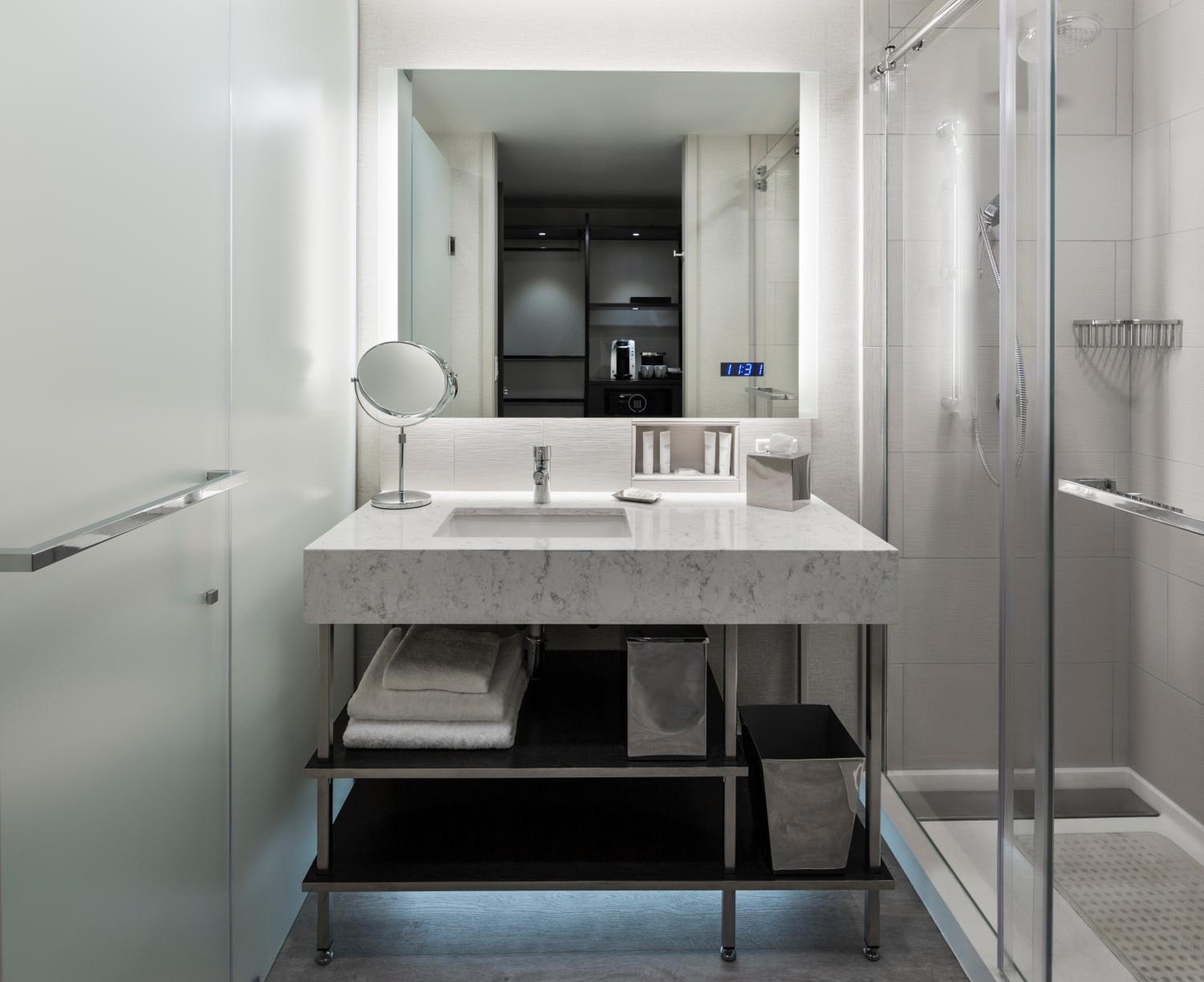 King Room with Roll-In Shower - Disability Access - Photo 5