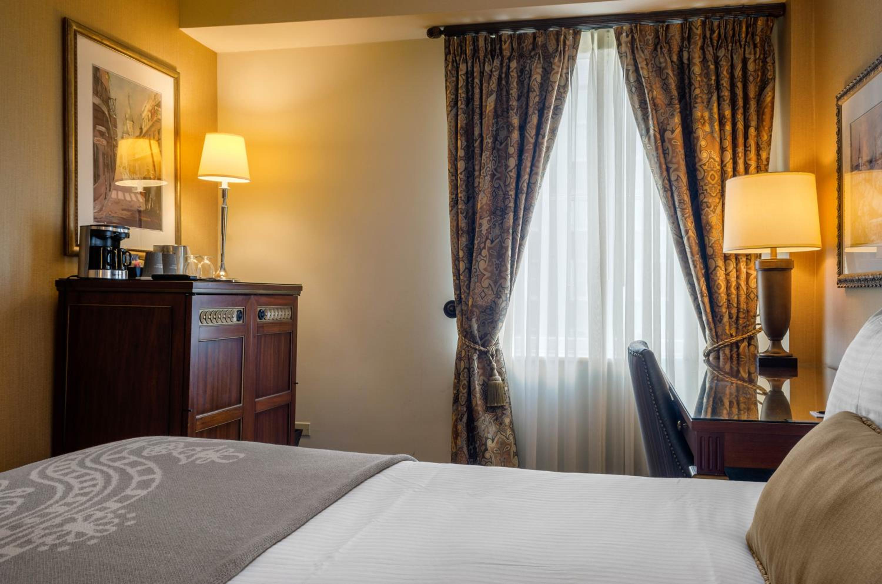  Petite Room 1 Queen Bed - Photo 8