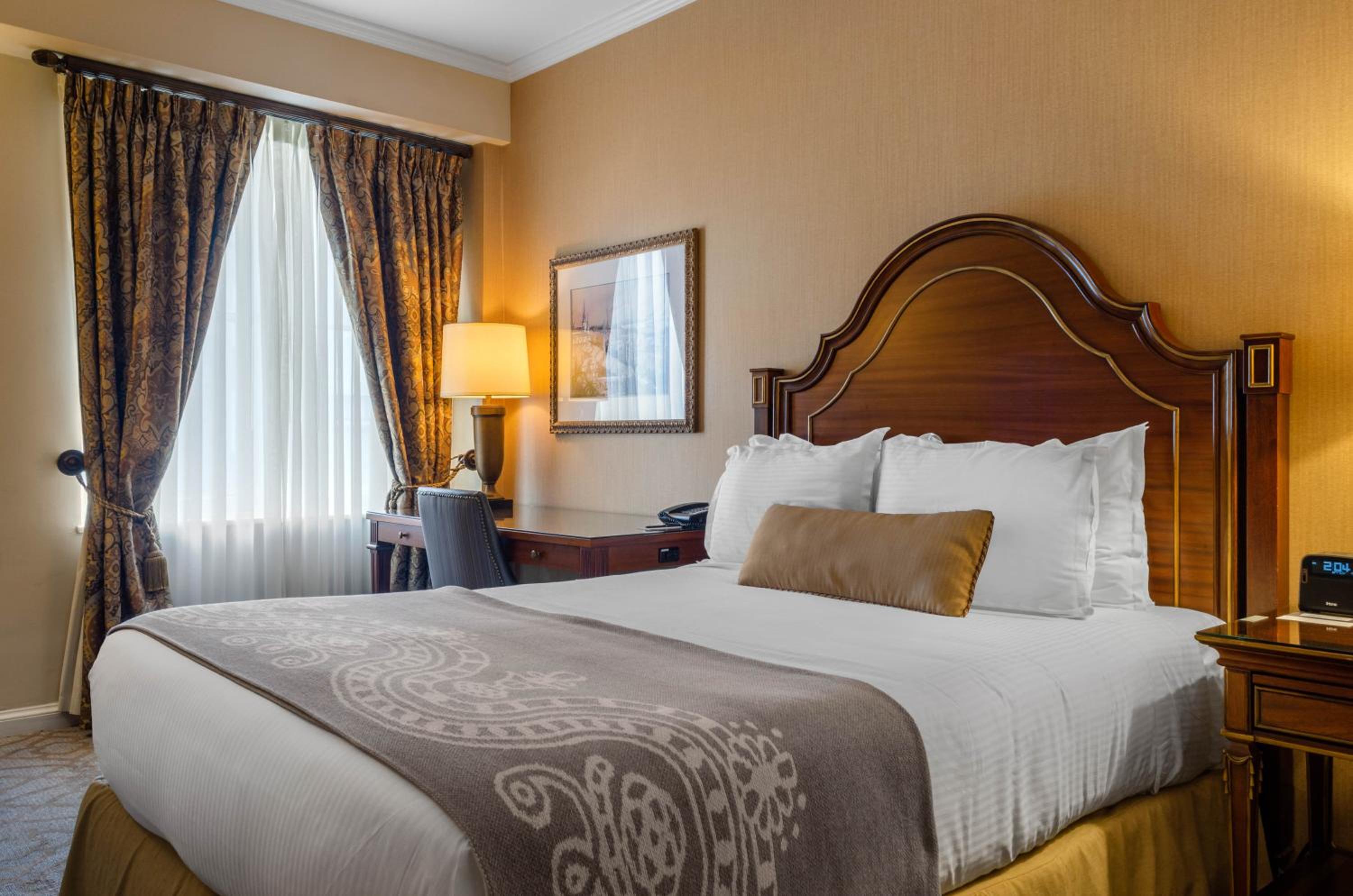  Petite Room 1 Queen Bed - Photo 1