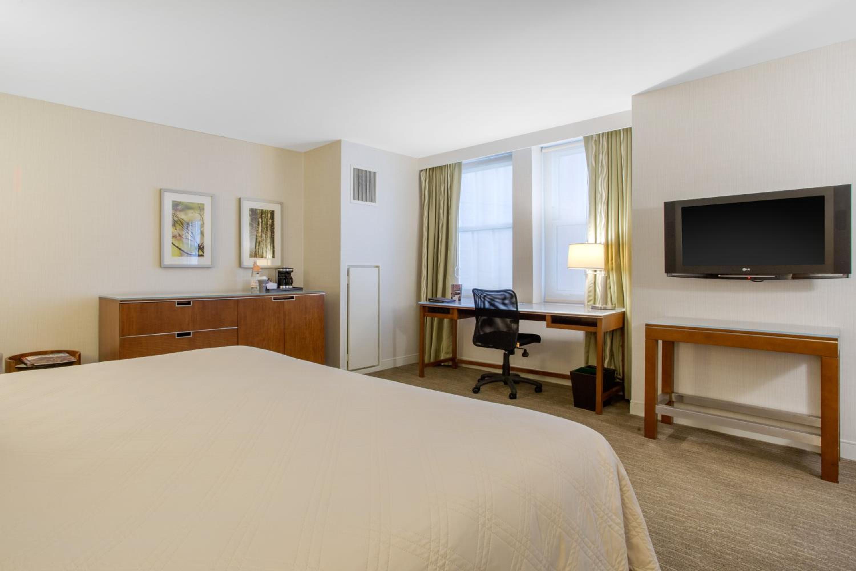 ADA Deluxe Room with 1 King Bed with Roll in Shower photo 3