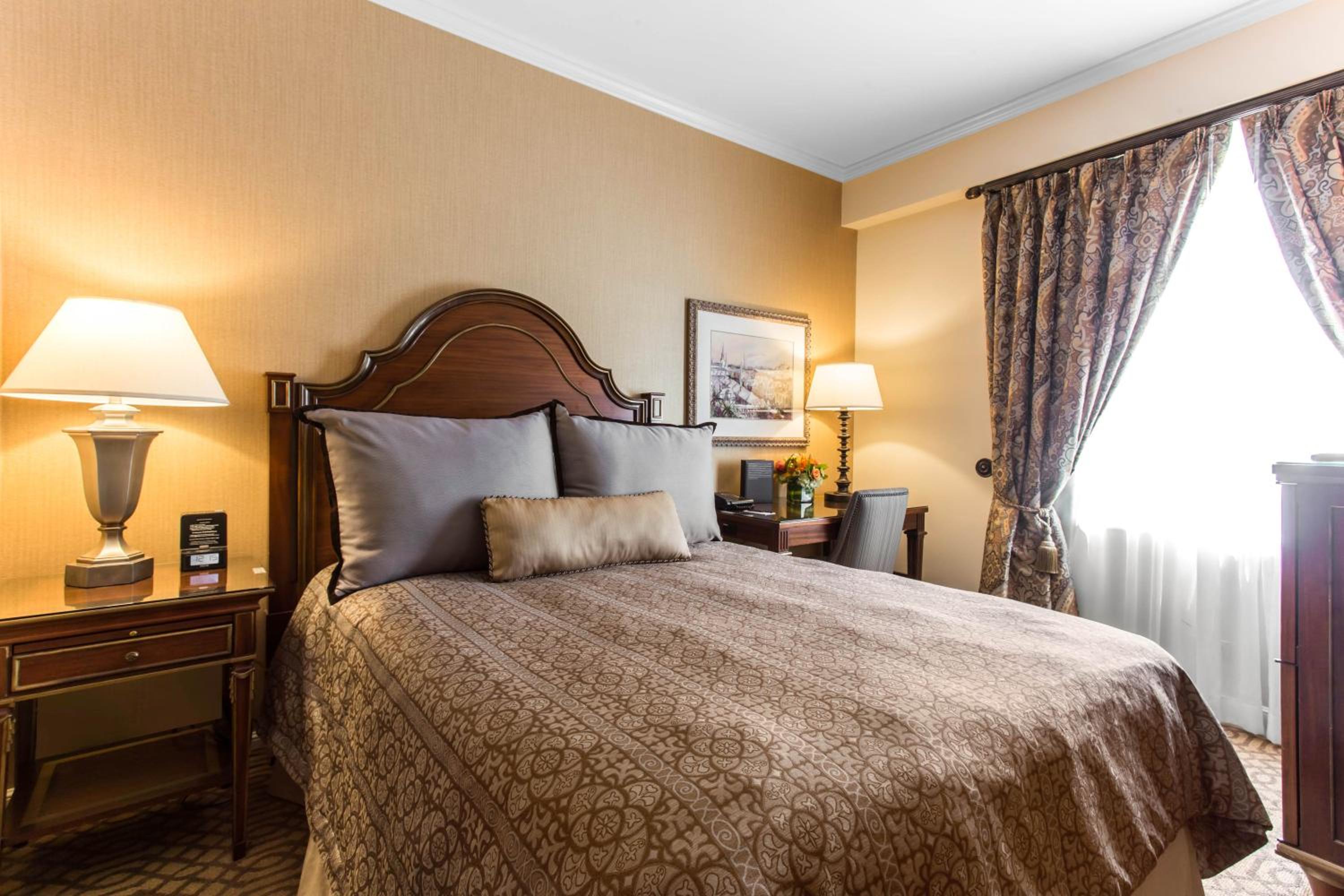  Petite Room 1 Queen Bed - Photo 5