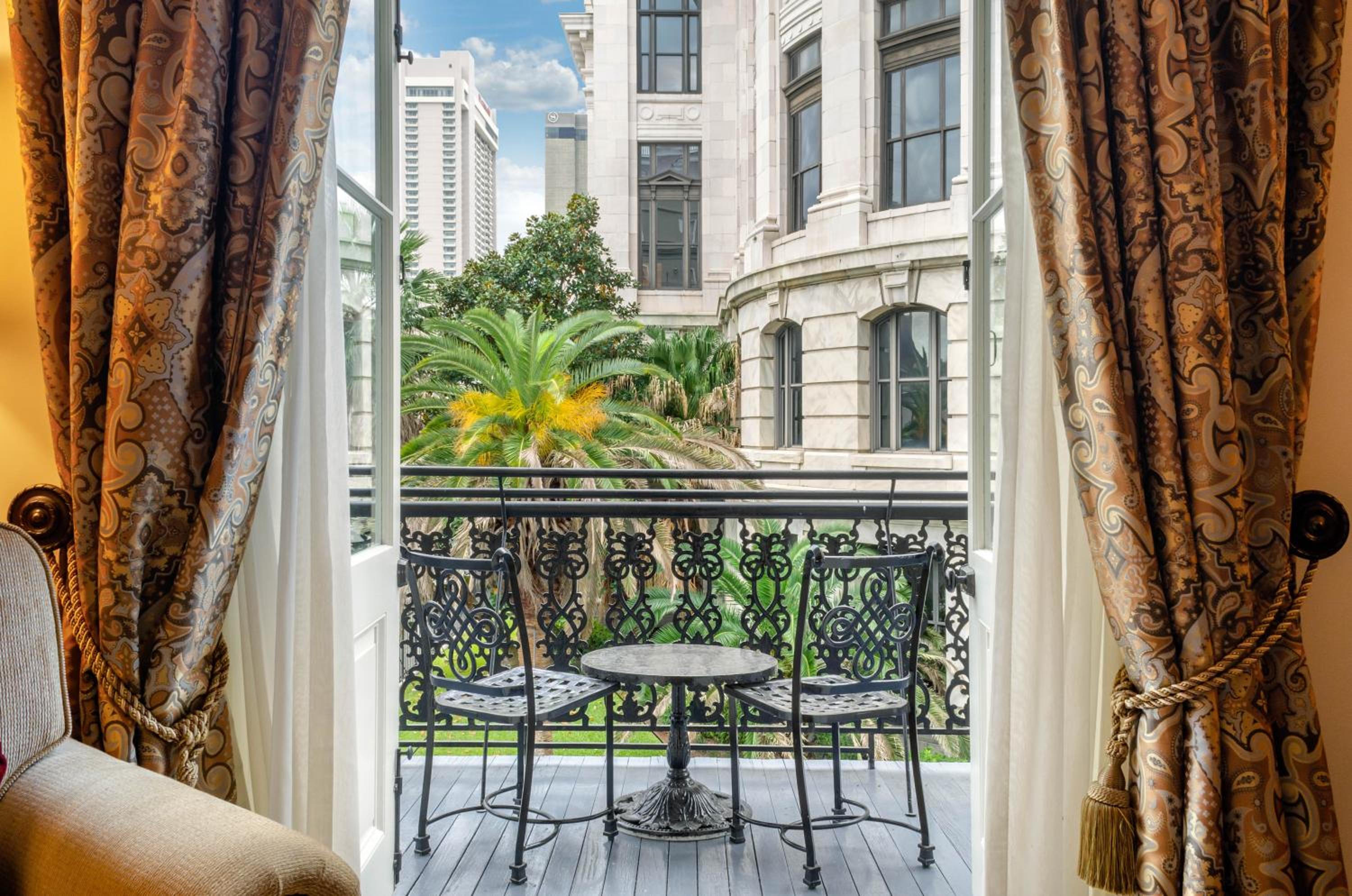 Premier King Room with Balcony  - Photo 9