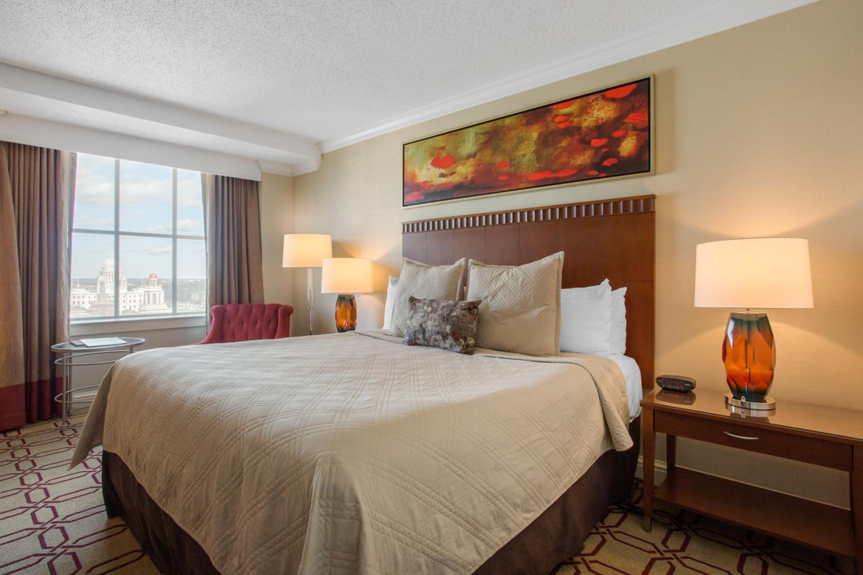 Premier Room – 1 King Bed photo 2