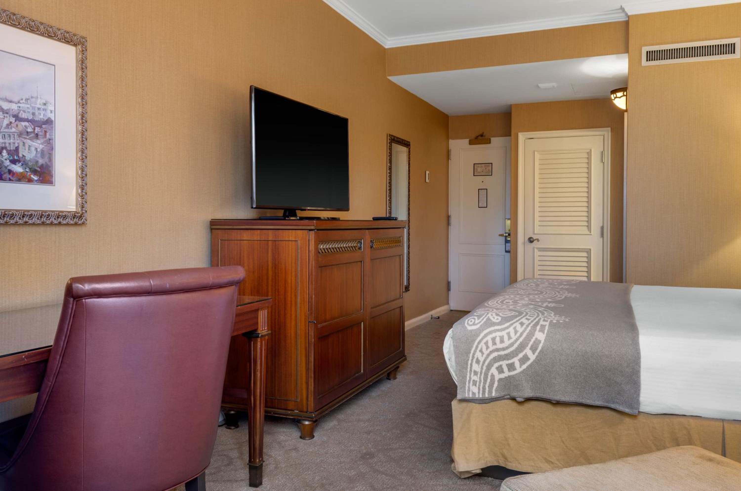 Premier King Room with Balcony  - Photo 2