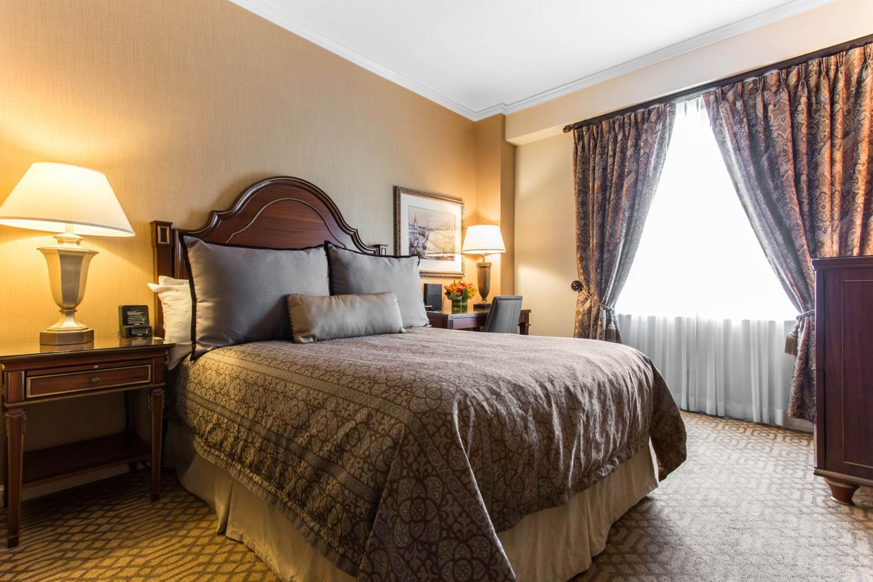 Deluxe Queen Room - Photo 6